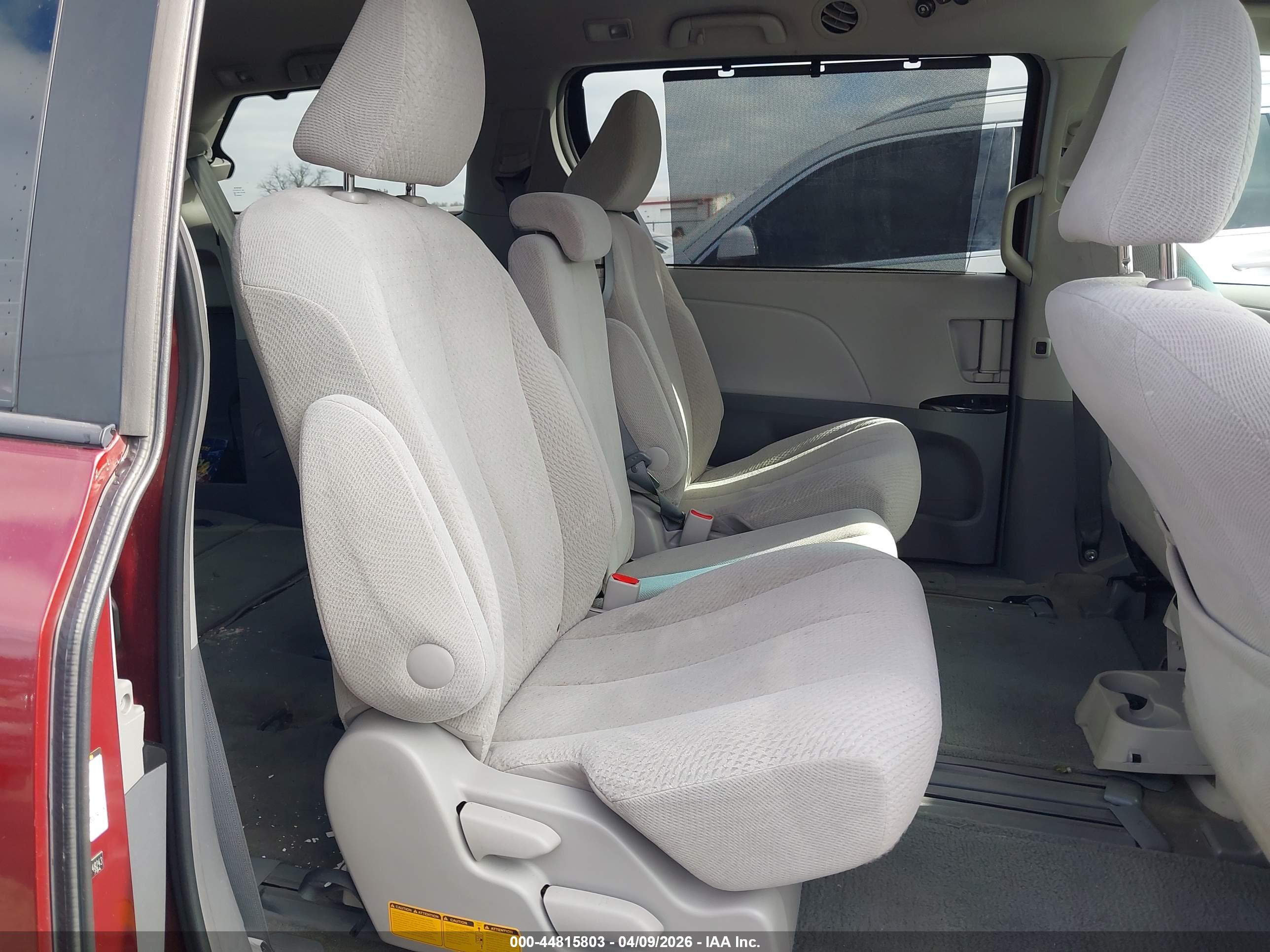 TOYOTA SIENNA image 8