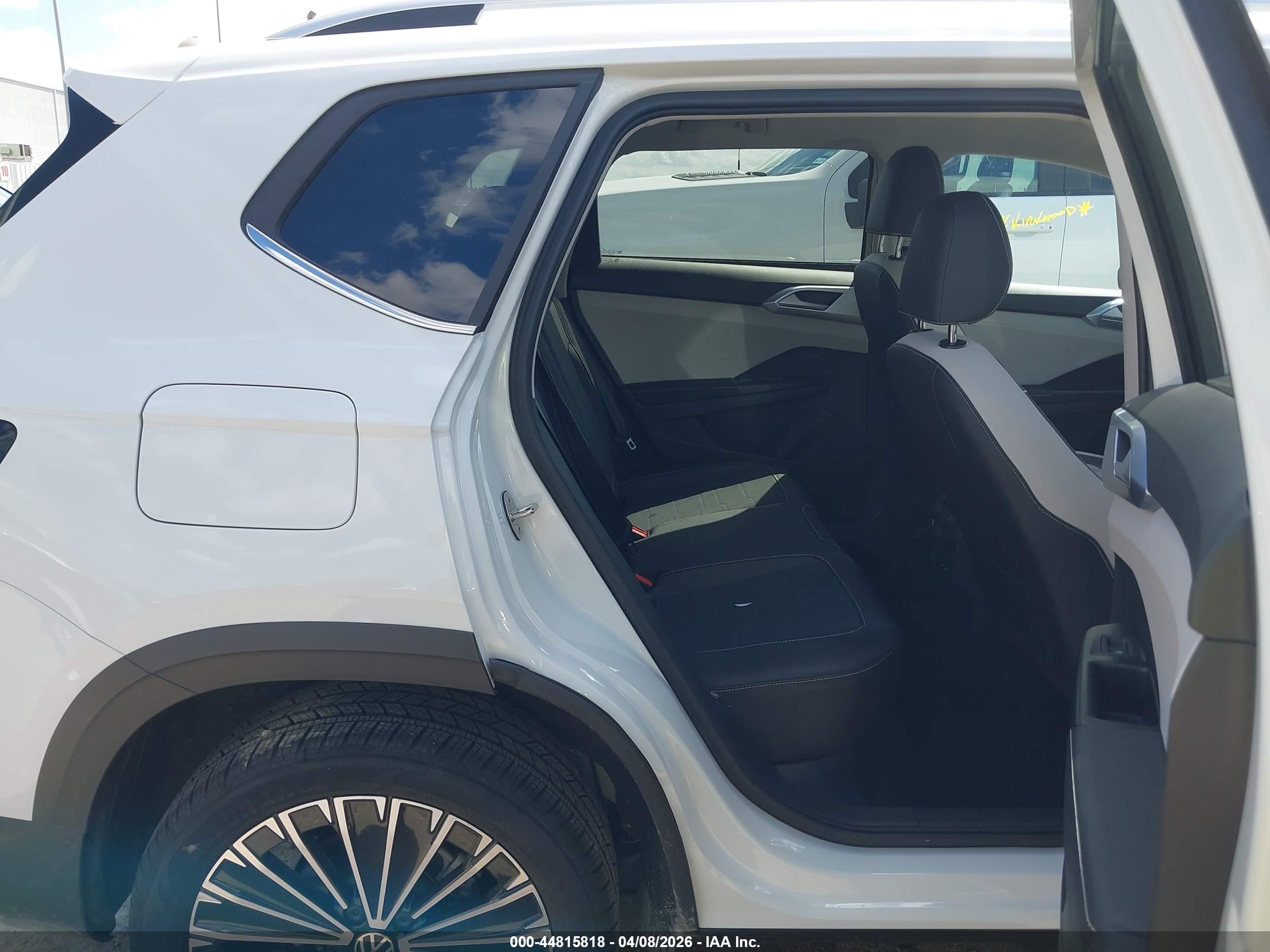 VOLKSWAGEN TAOS image 8