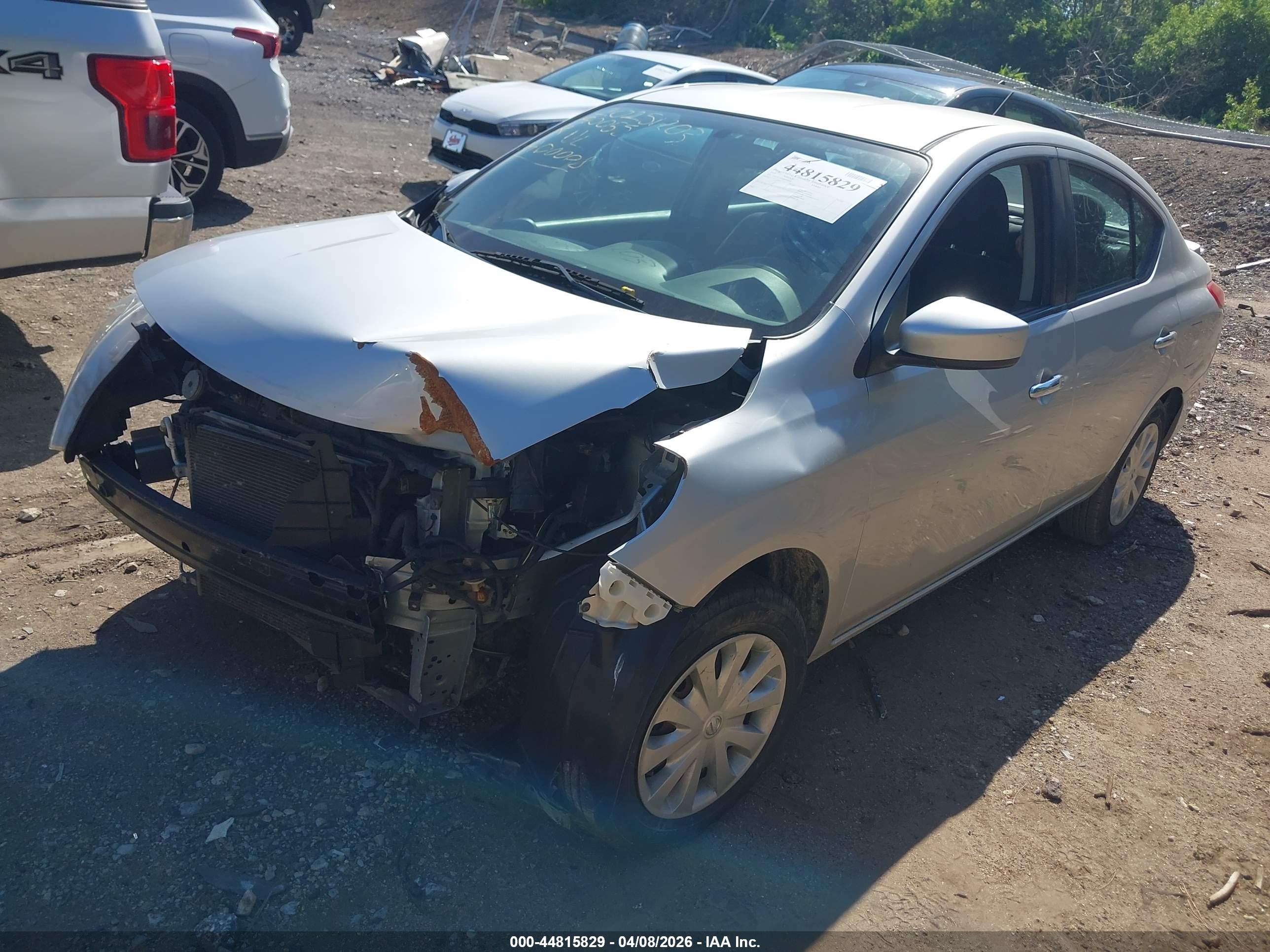 NISSAN VERSA image 2