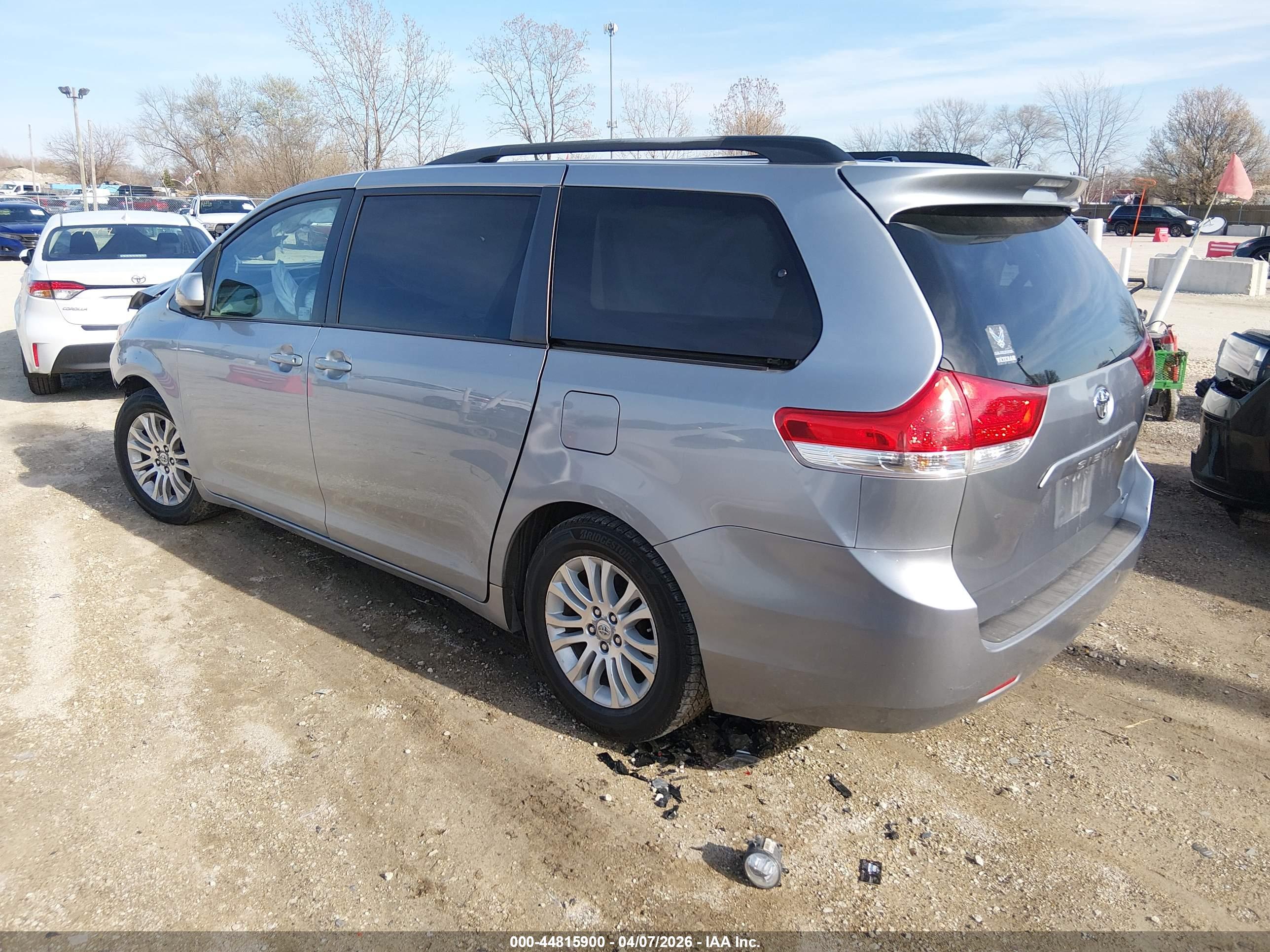 TOYOTA SIENNA image 3