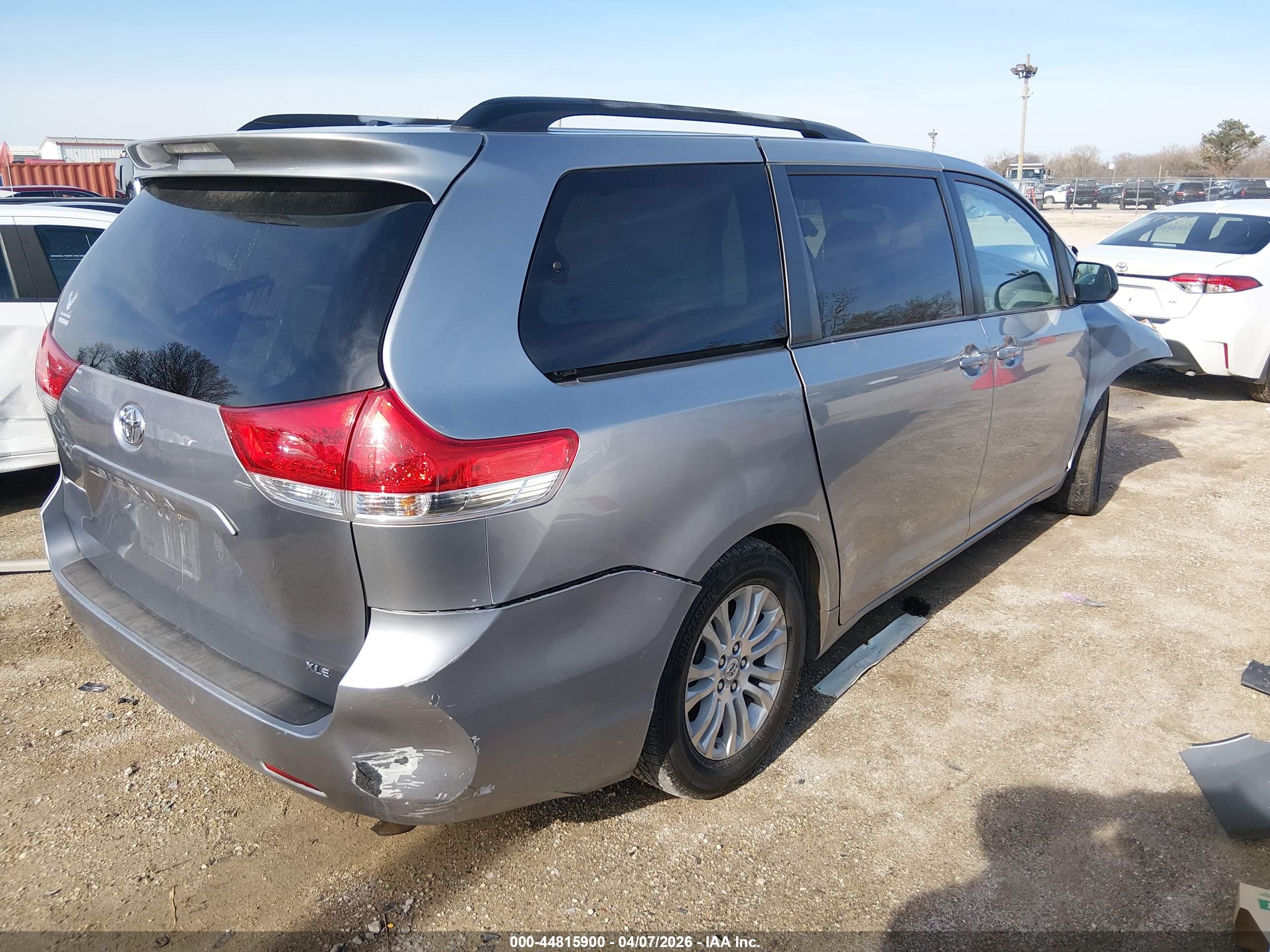 TOYOTA SIENNA image 4