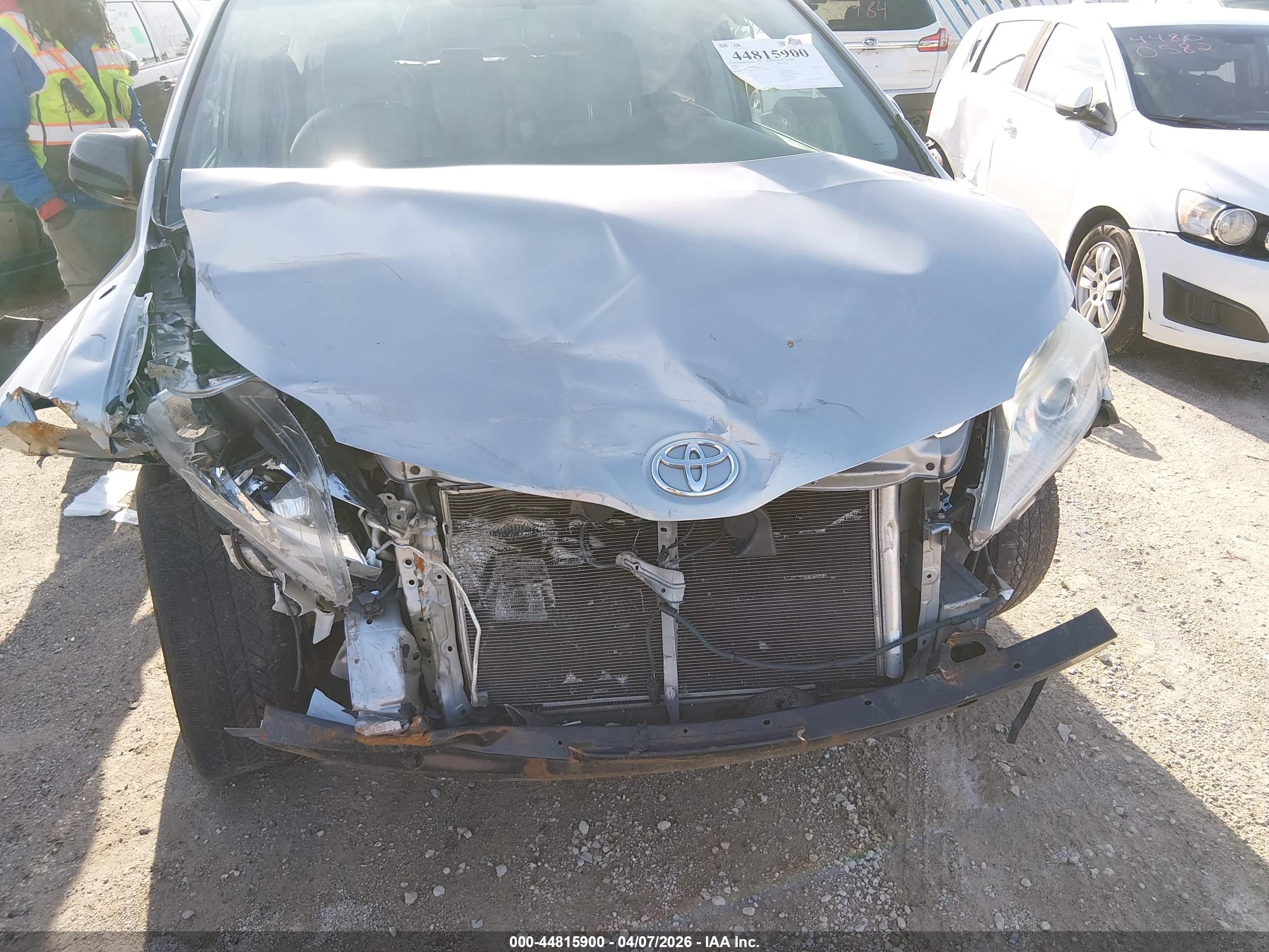 TOYOTA SIENNA image 6