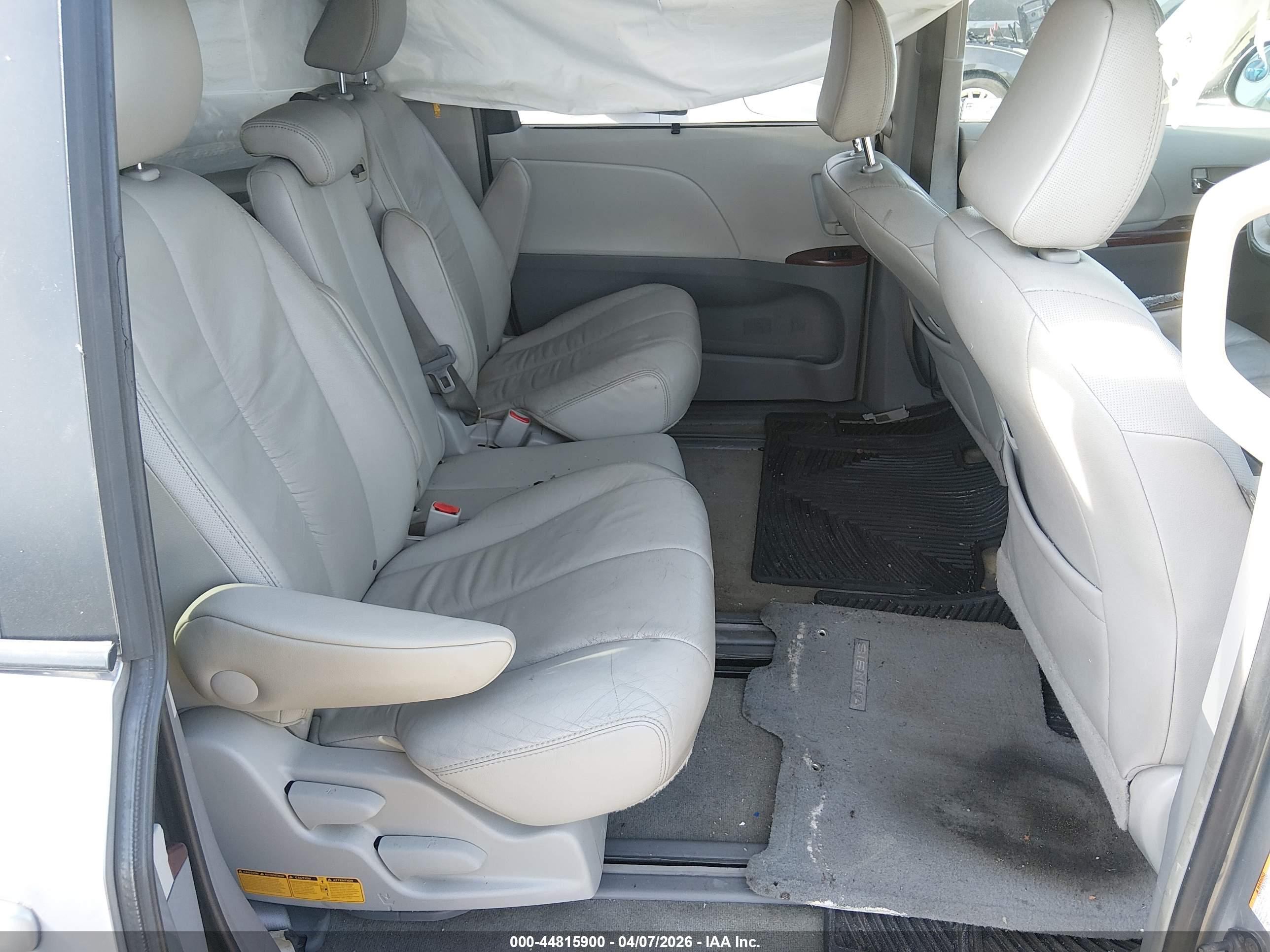 TOYOTA SIENNA image 8