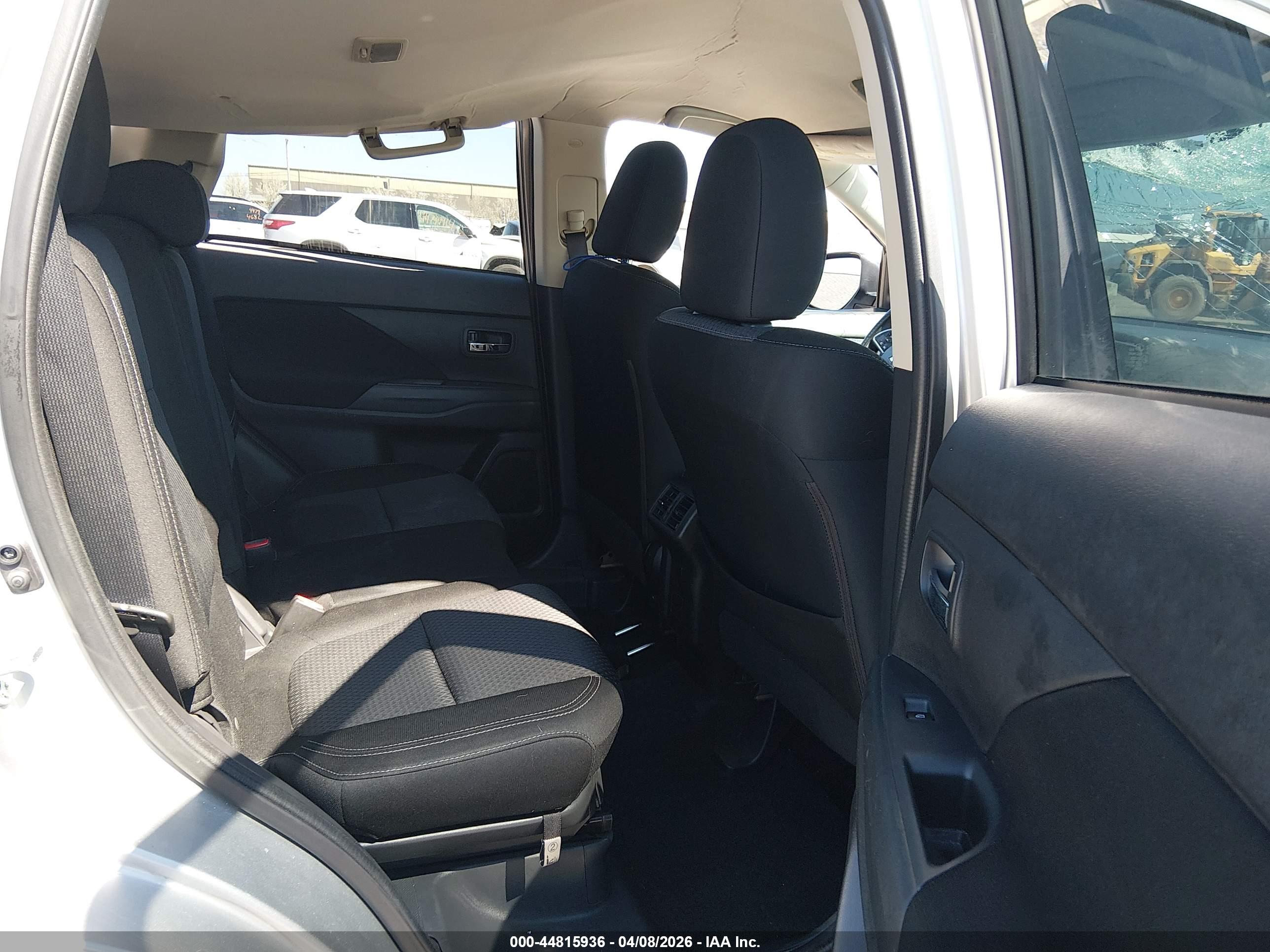 MITSUBISHI OUTLANDER image 8