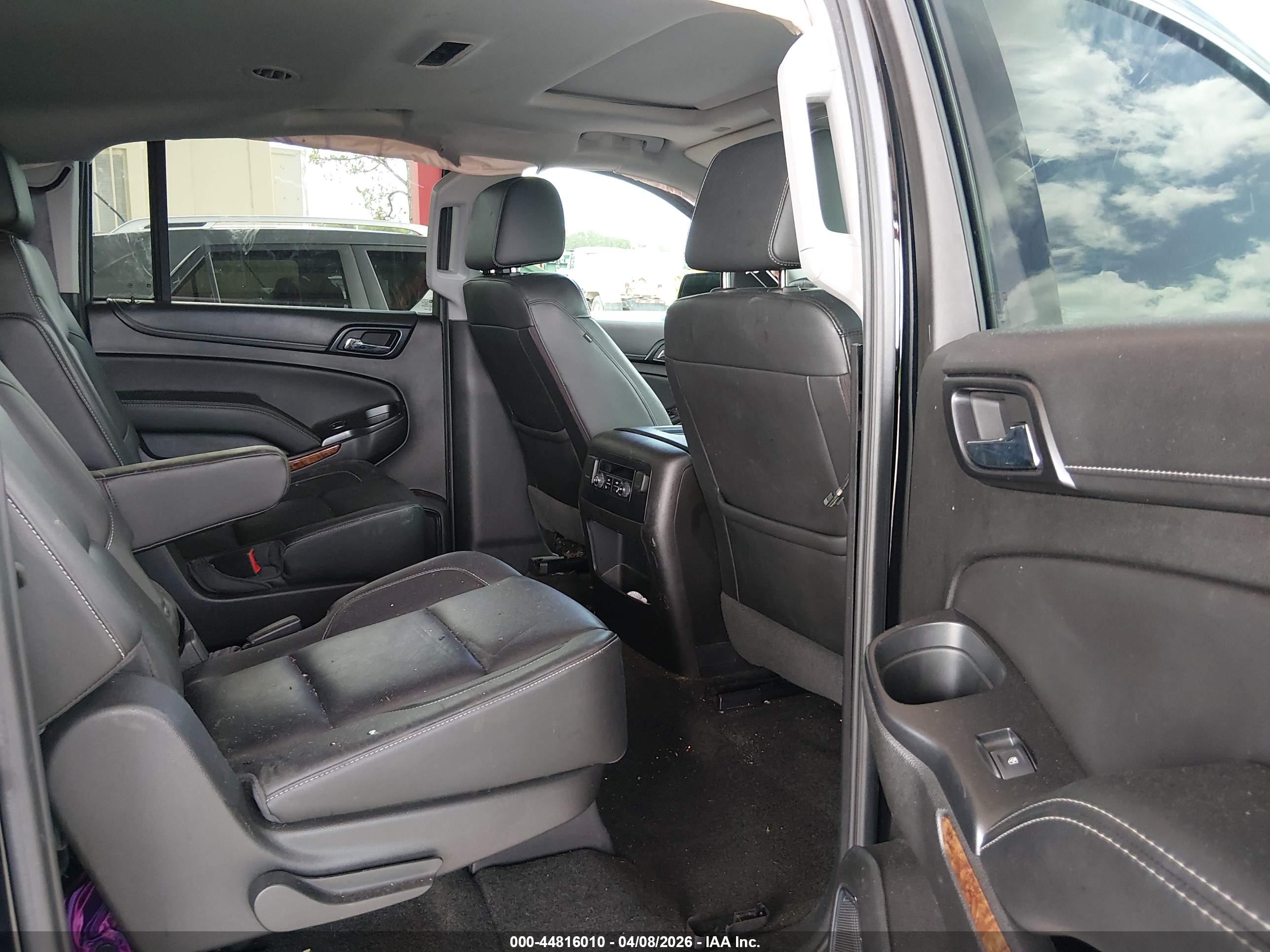 CHEVROLET SUBURBAN image 8