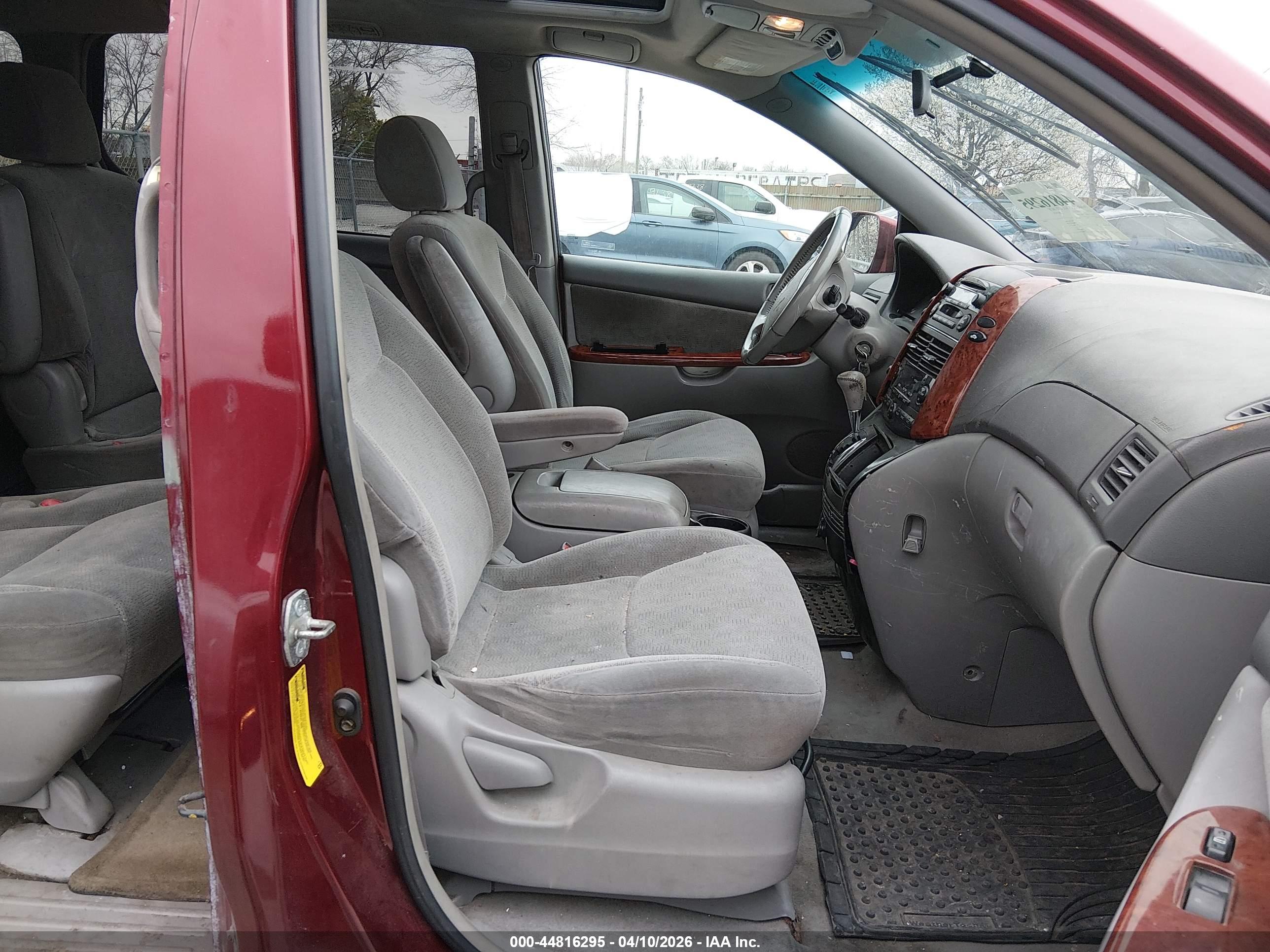 TOYOTA SIENNA image 5