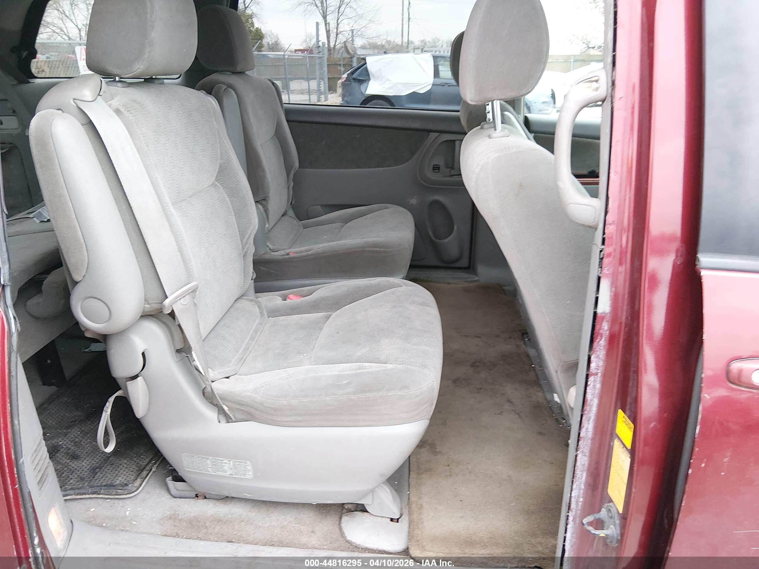 TOYOTA SIENNA image 8