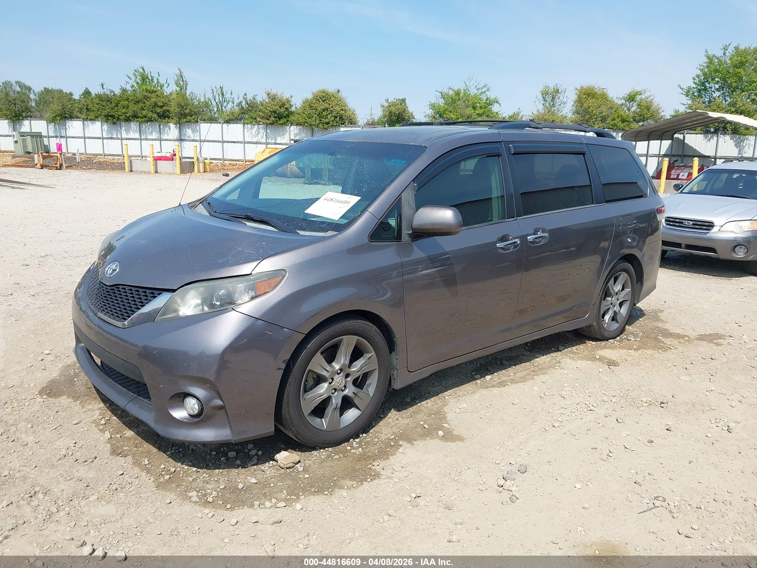 TOYOTA SIENNA image 2