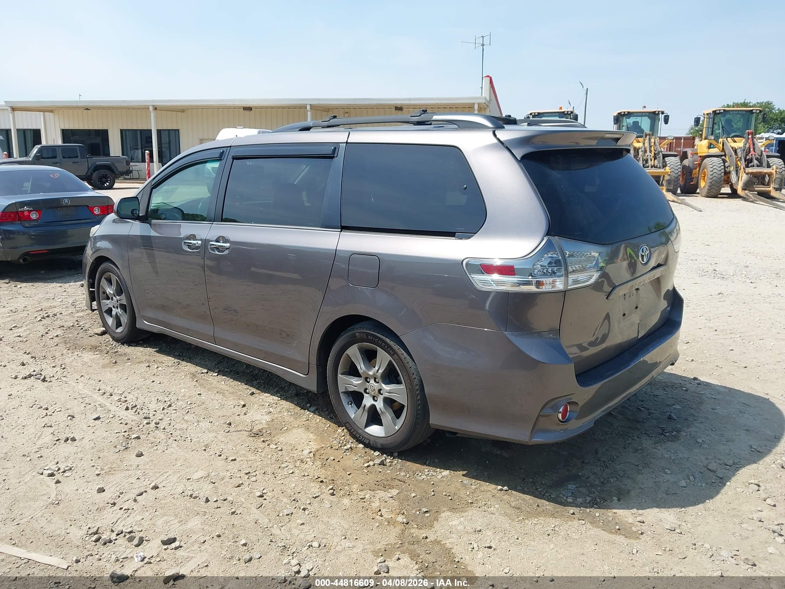 TOYOTA SIENNA image 3