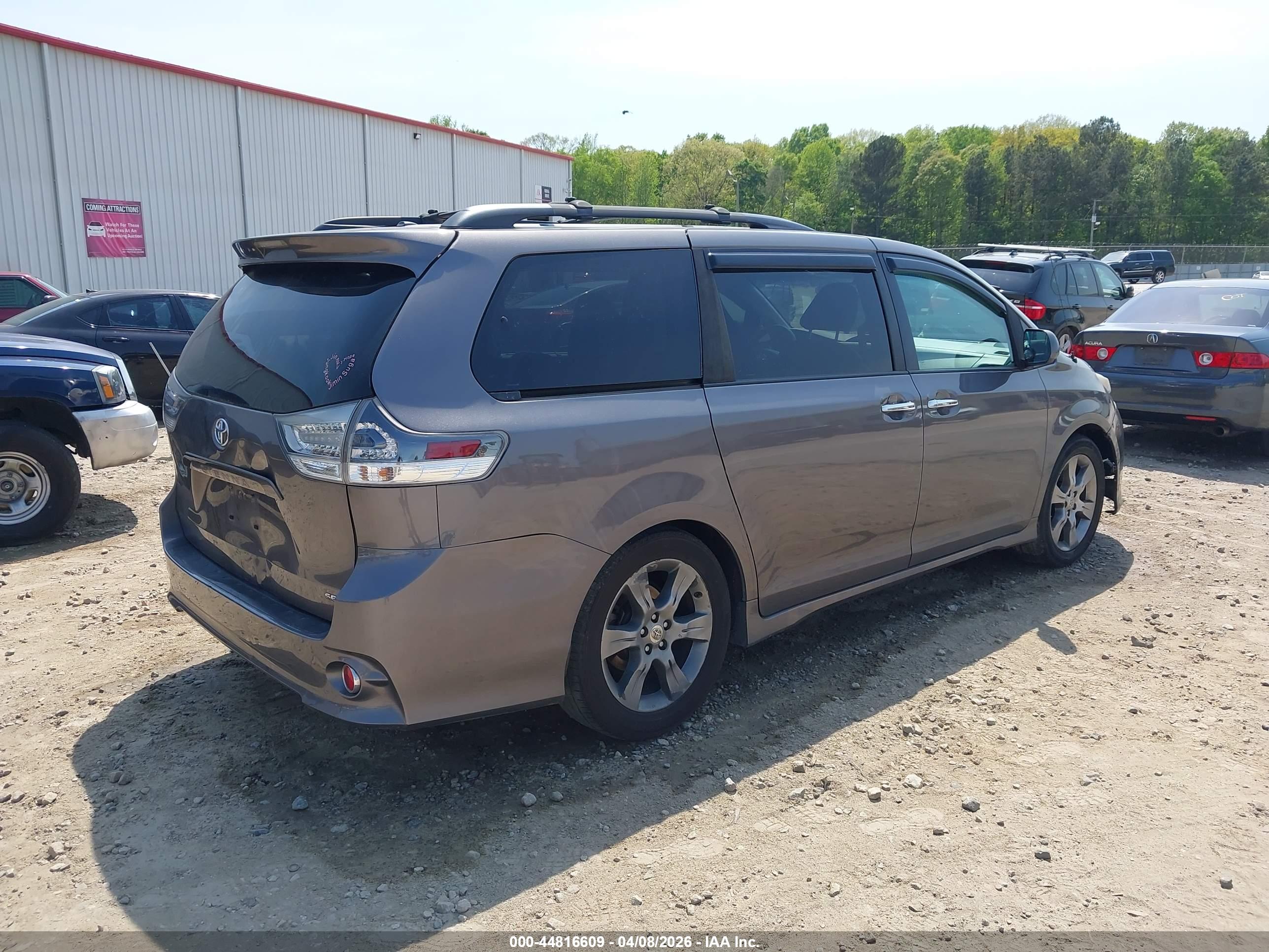TOYOTA SIENNA image 4