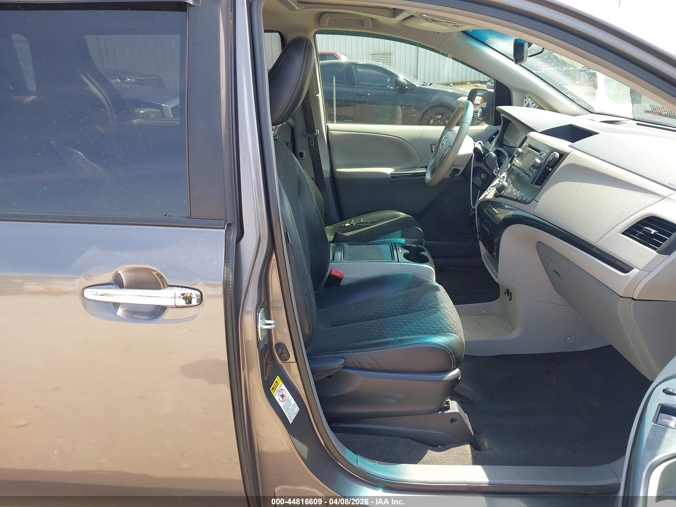 TOYOTA SIENNA image 5