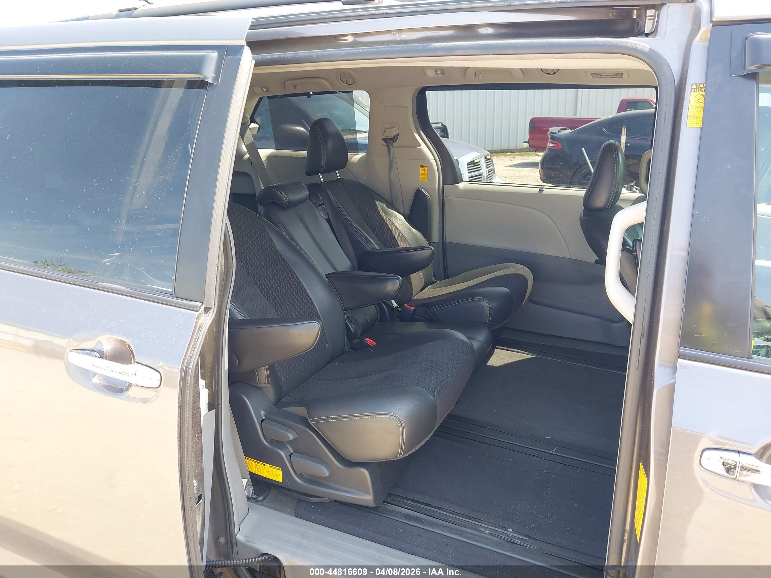 TOYOTA SIENNA image 8
