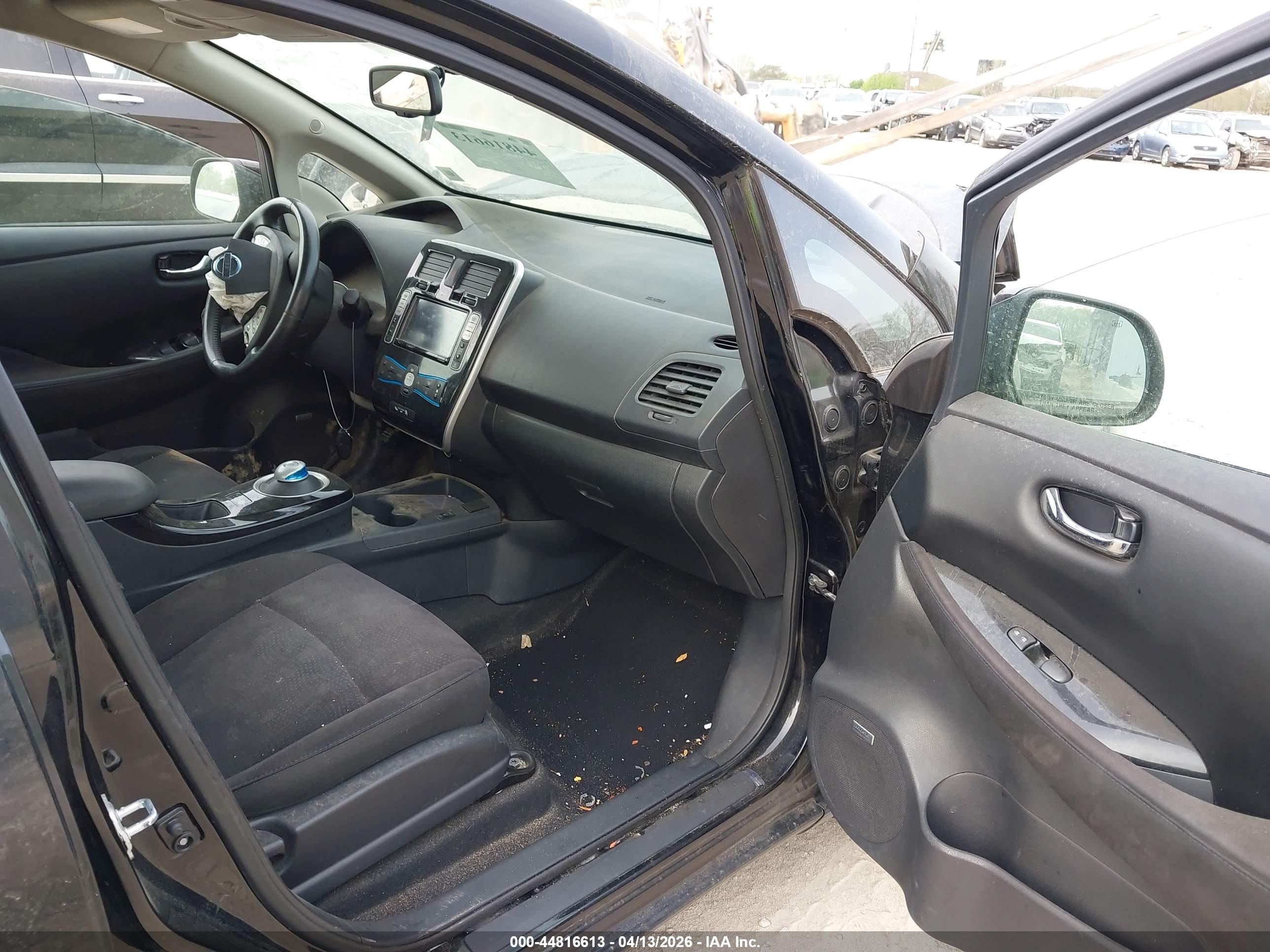 NISSAN LEAF image 5