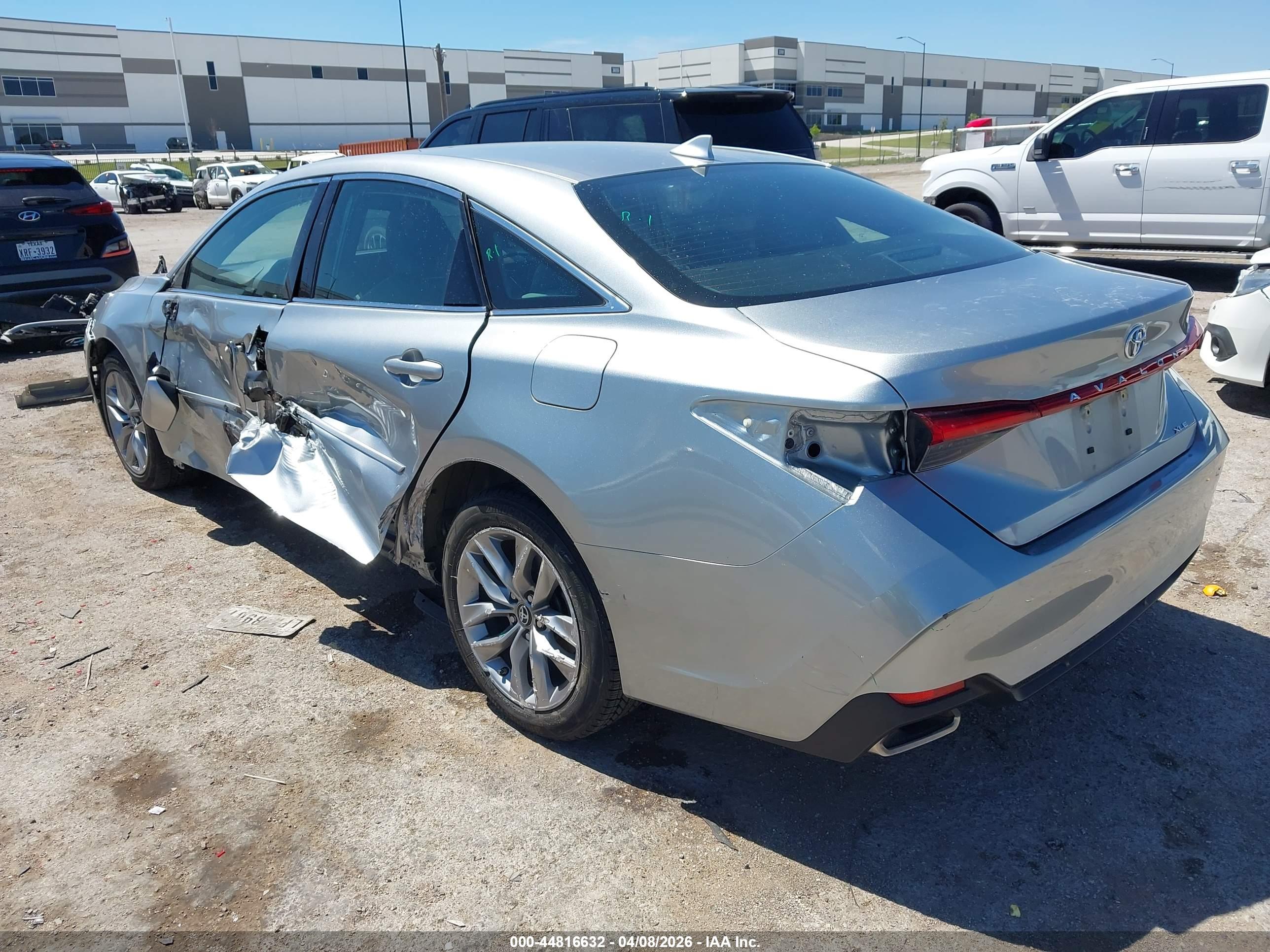 TOYOTA AVALON image 3