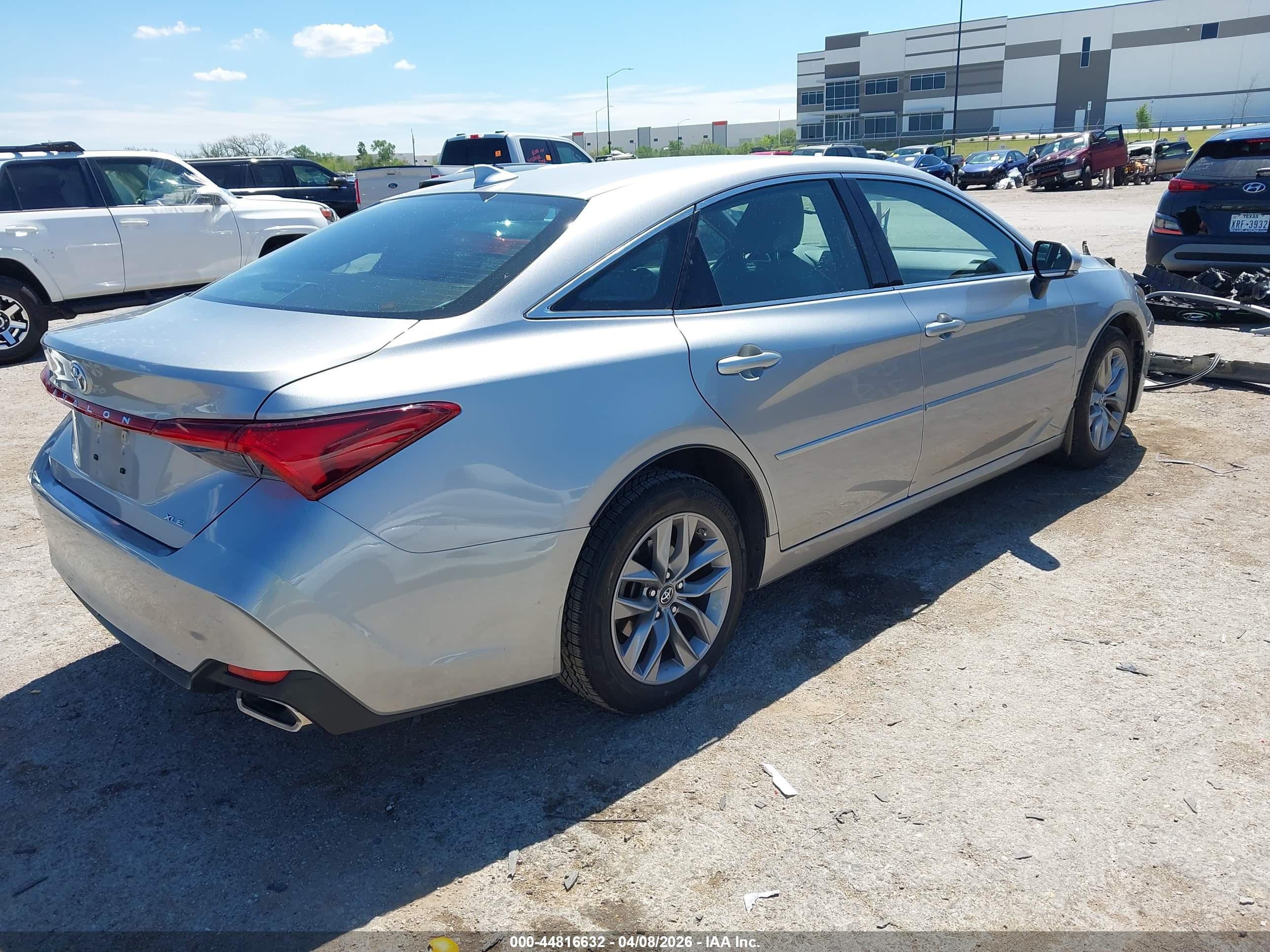 TOYOTA AVALON image 4