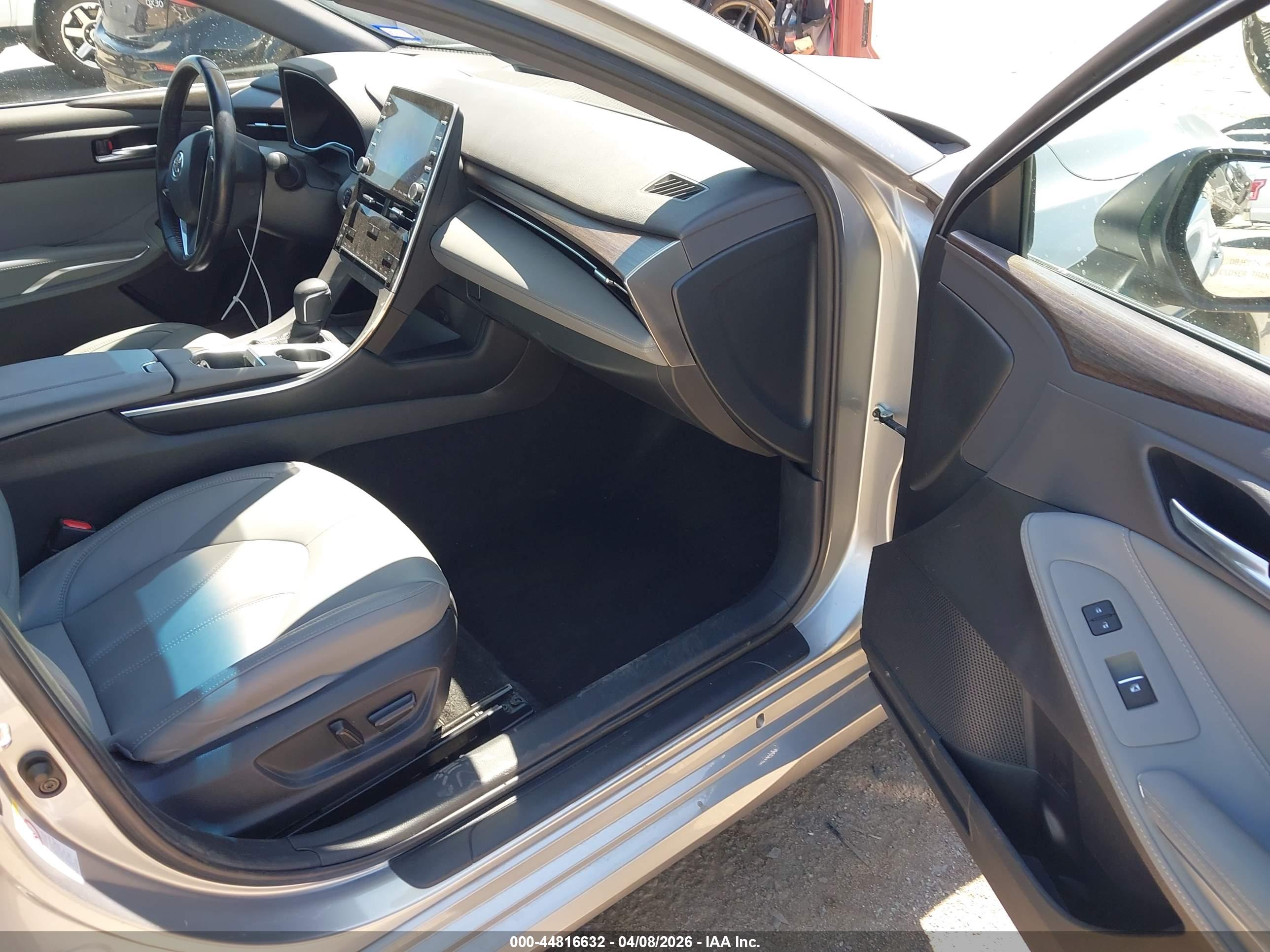 TOYOTA AVALON image 5