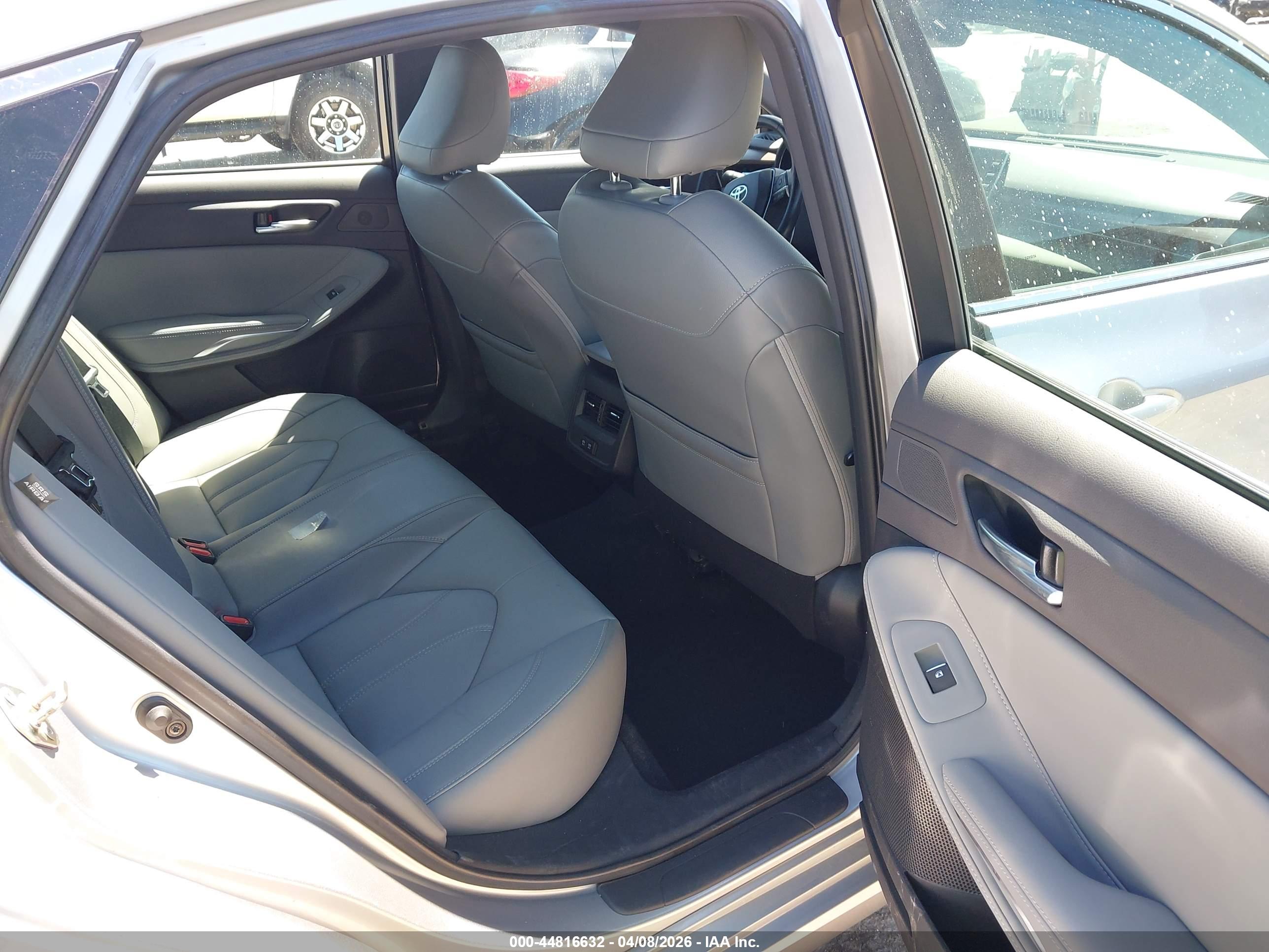 TOYOTA AVALON image 8