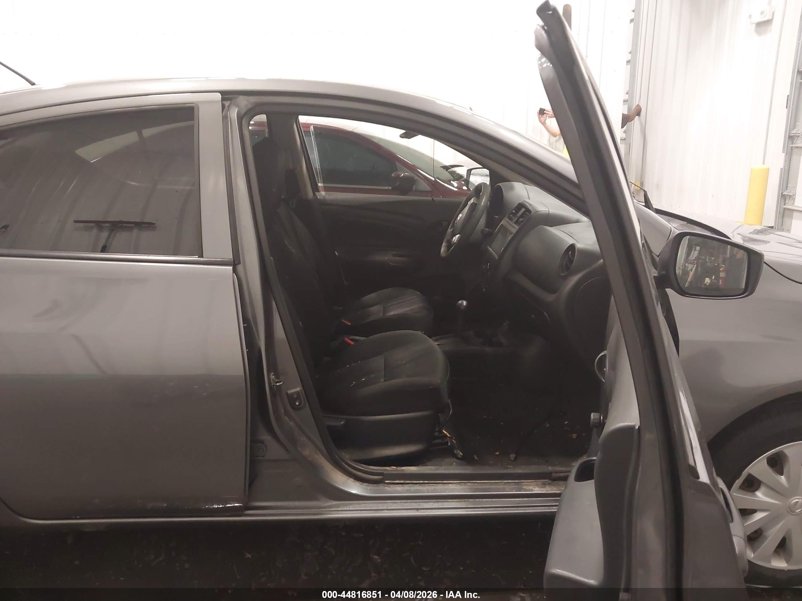 NISSAN VERSA image 5