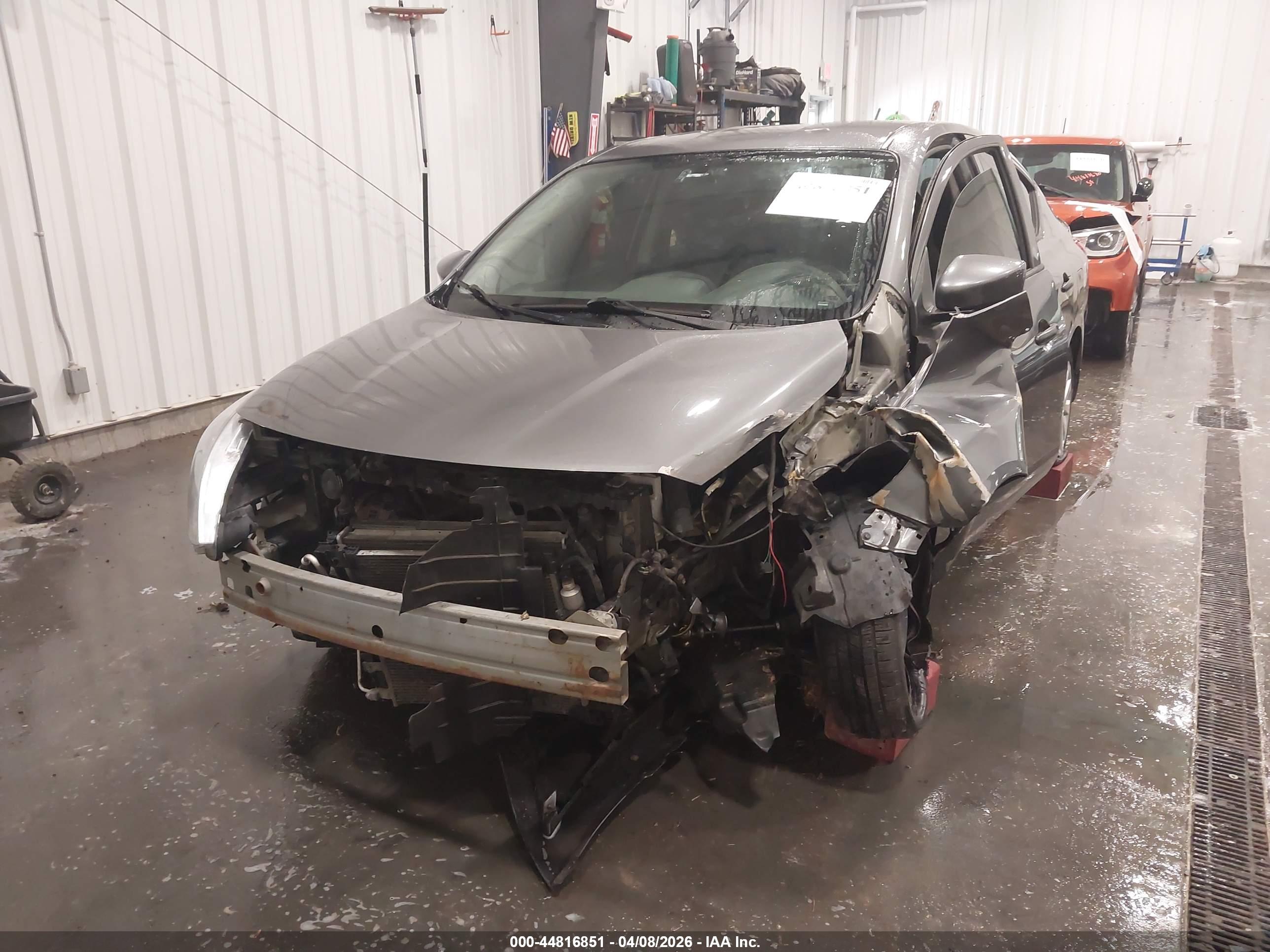 NISSAN VERSA image 6
