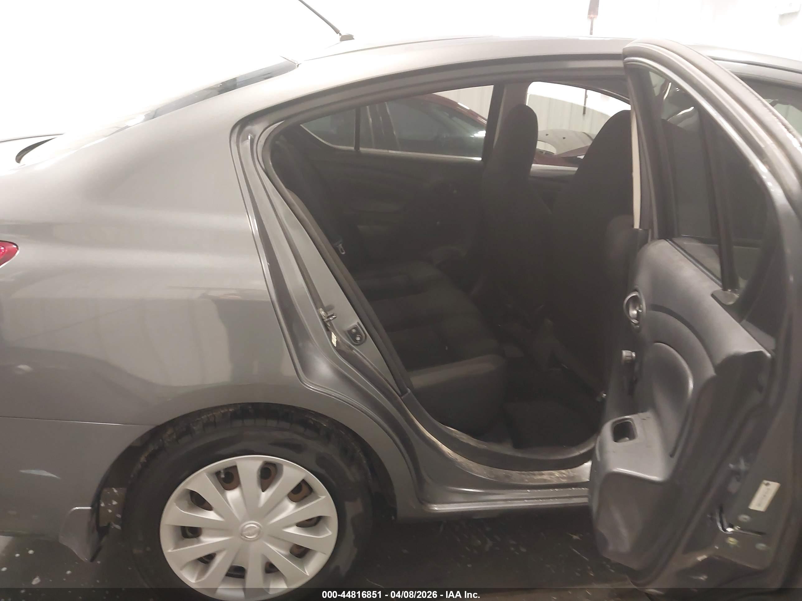 NISSAN VERSA image 8