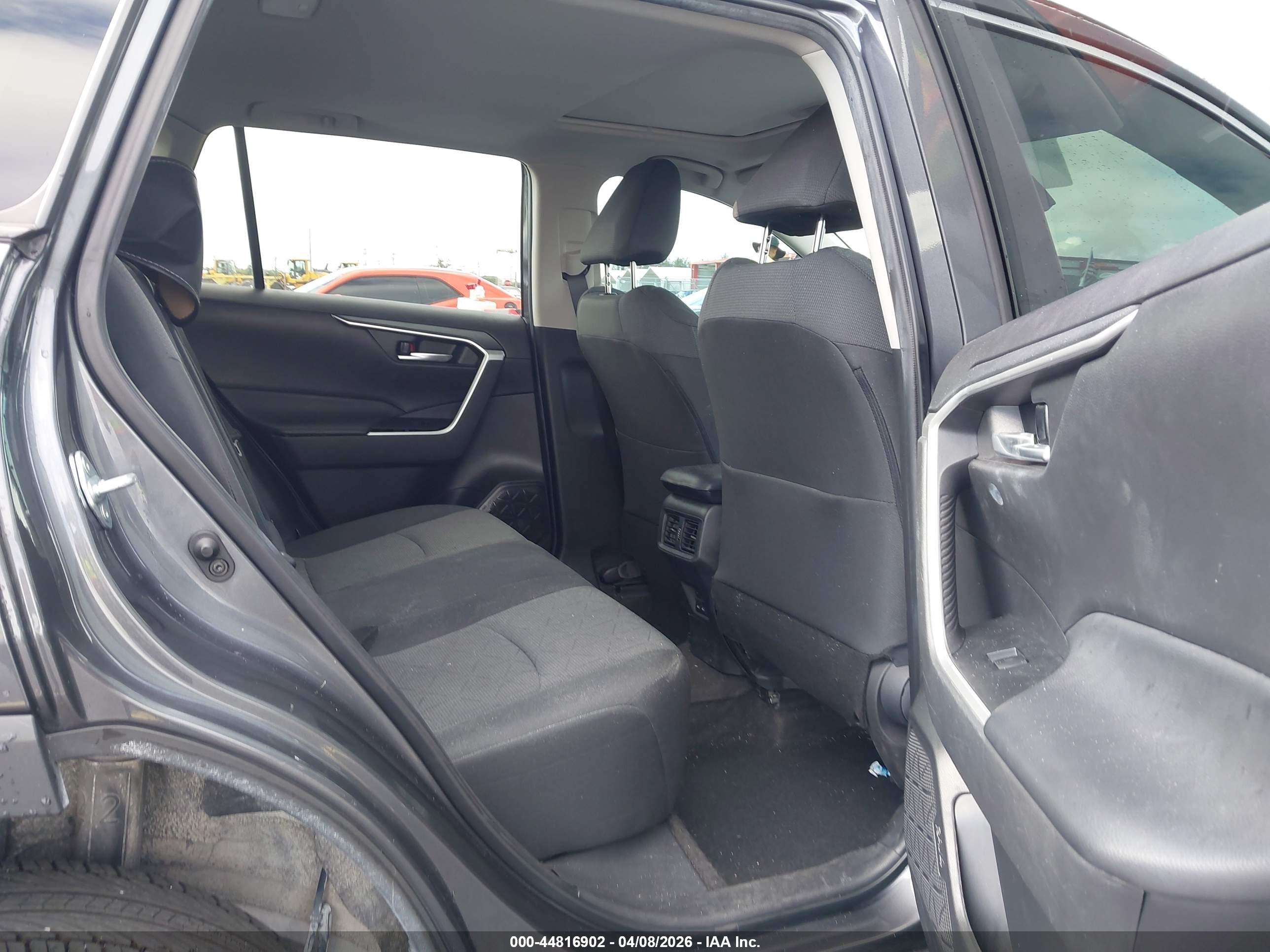 TOYOTA RAV4 image 8