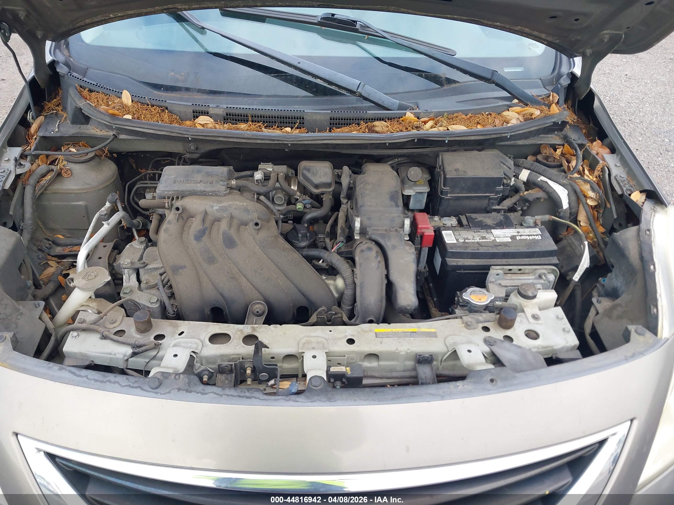 NISSAN VERSA image 10