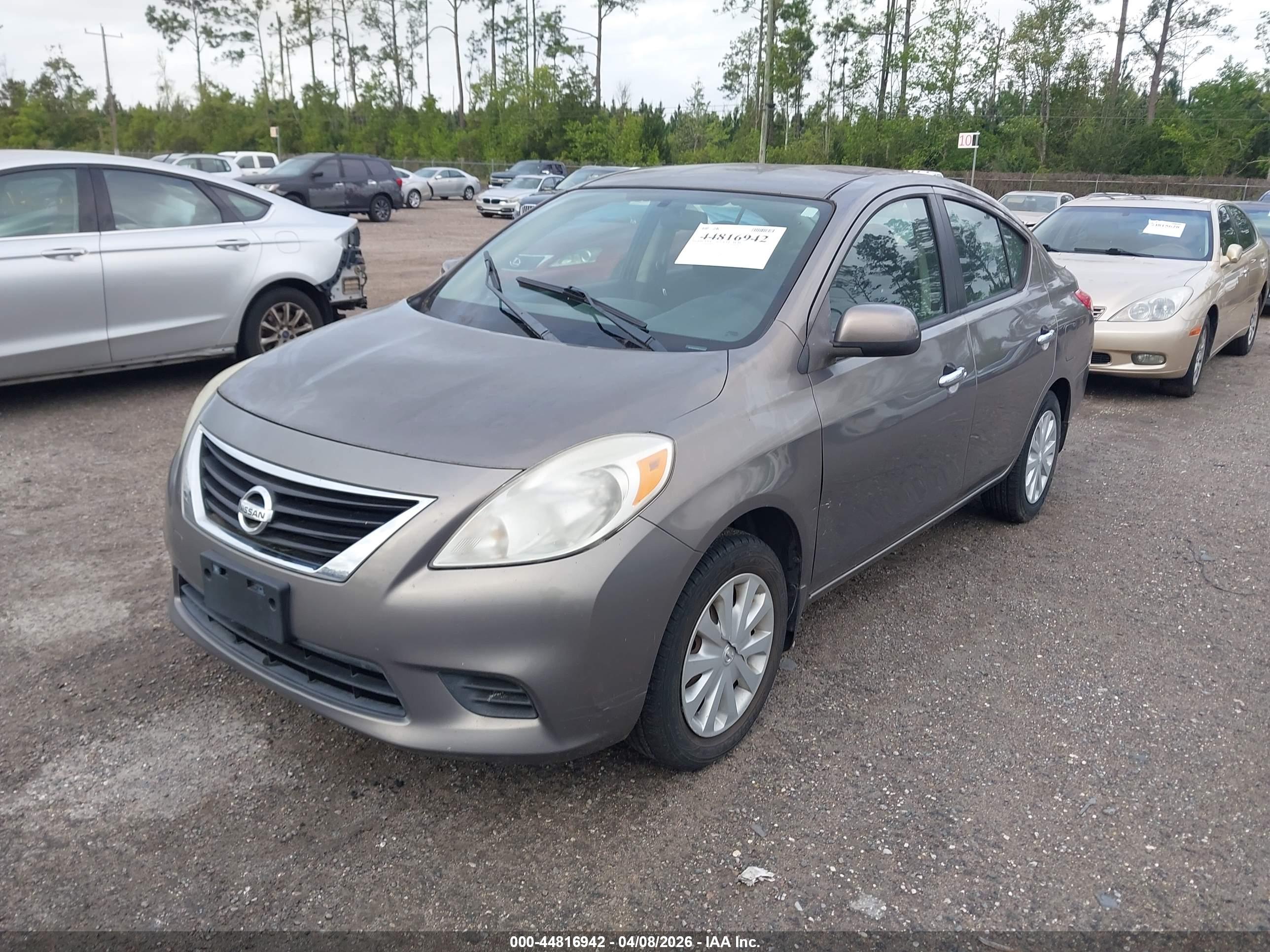 NISSAN VERSA image 2
