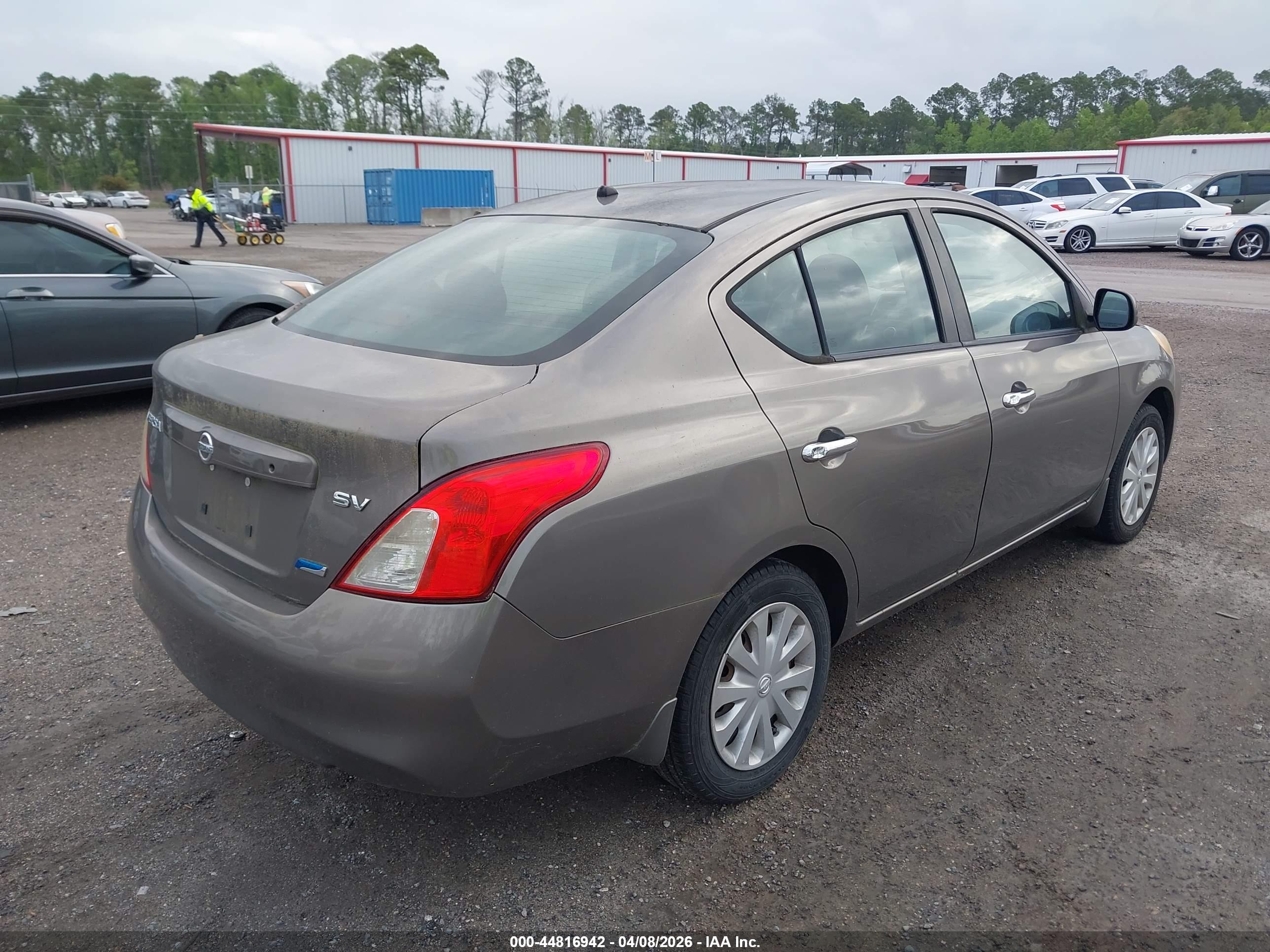 NISSAN VERSA image 4