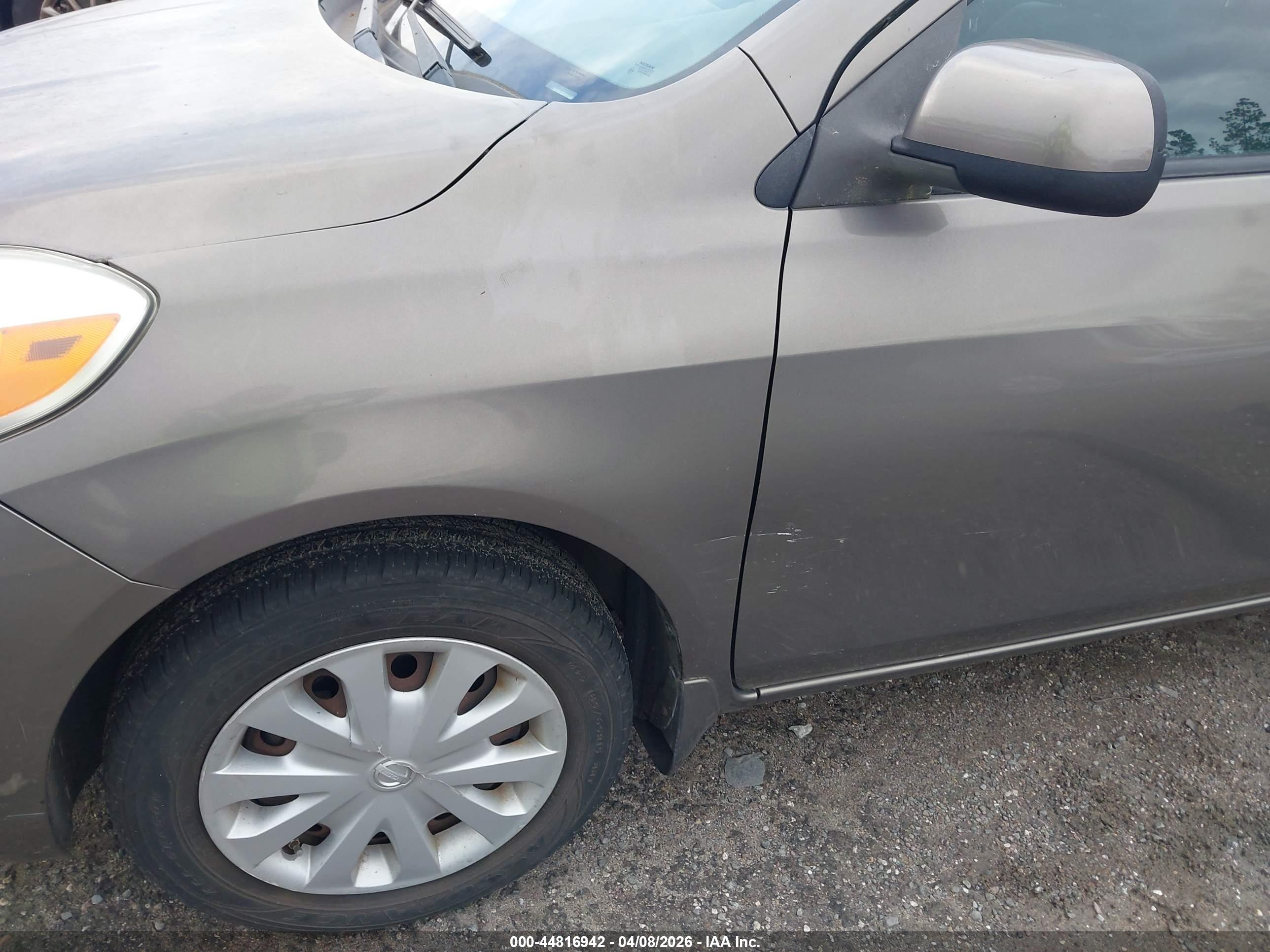 NISSAN VERSA image 6