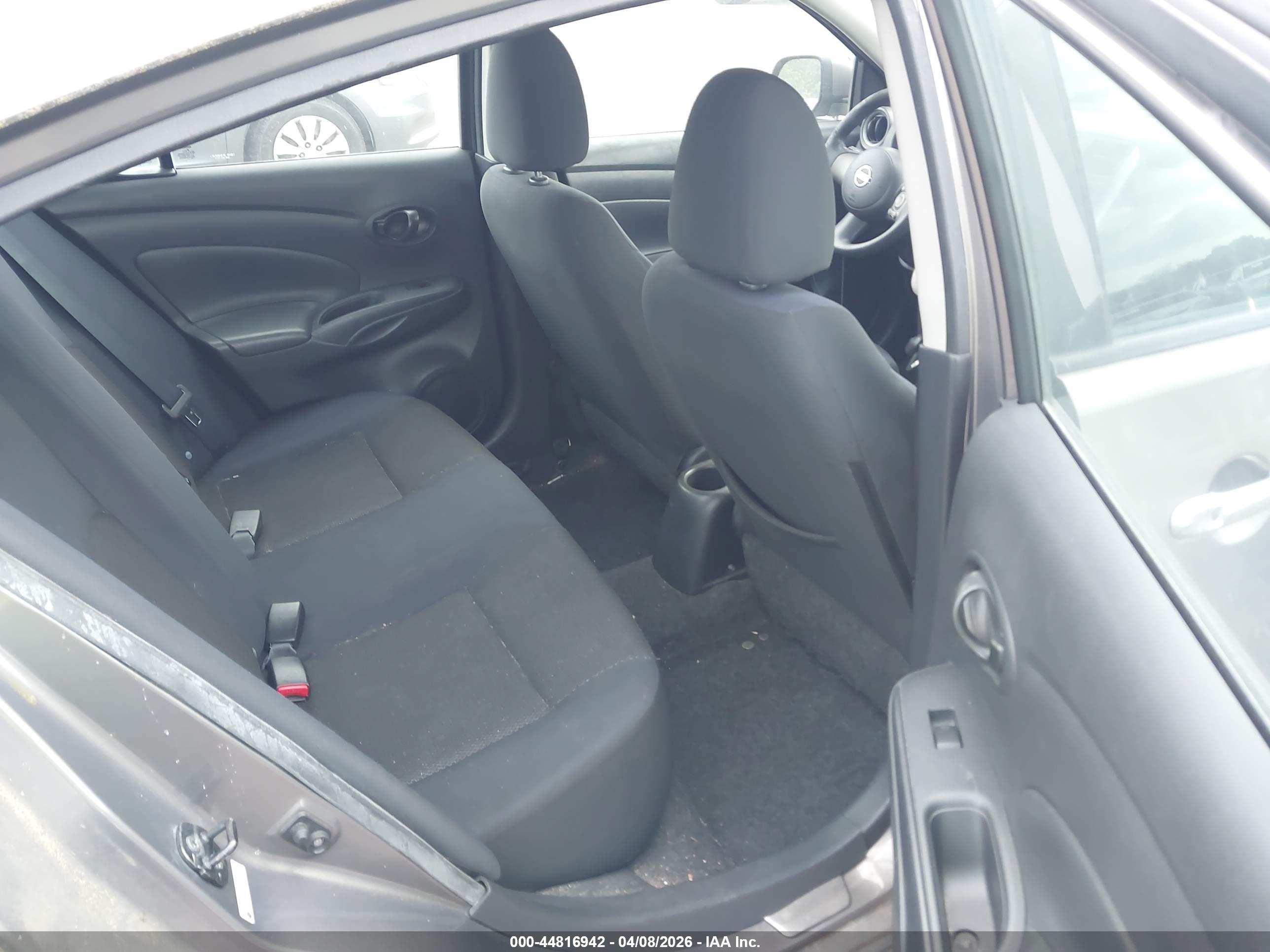NISSAN VERSA image 8