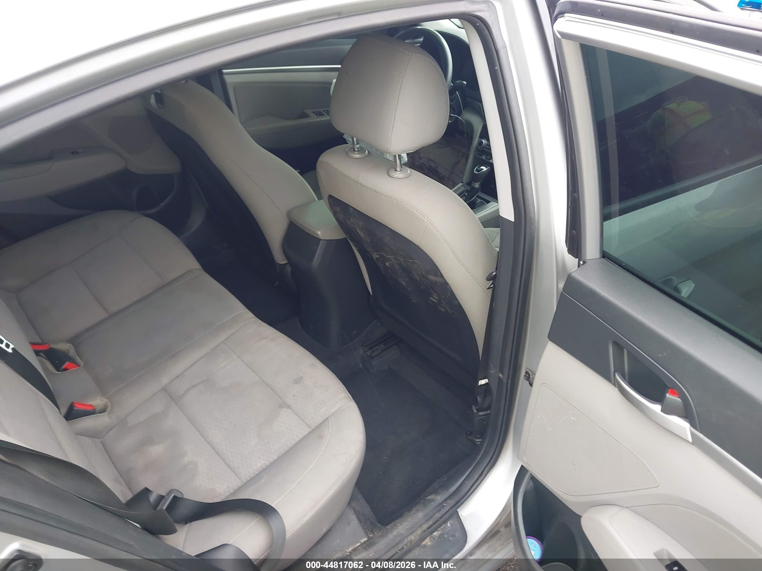 HYUNDAI ELANTRA image 8