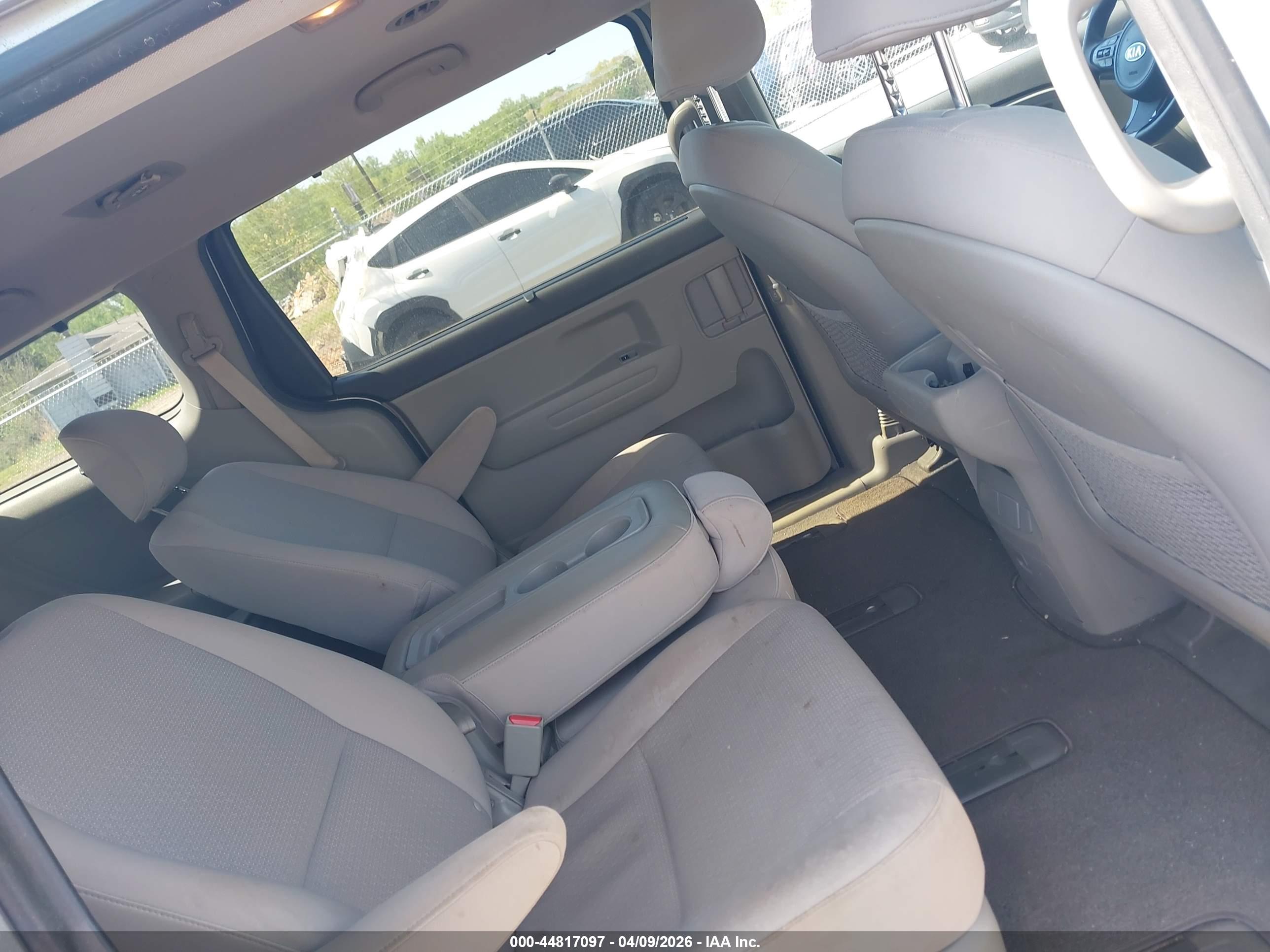 KIA SEDONA image 8