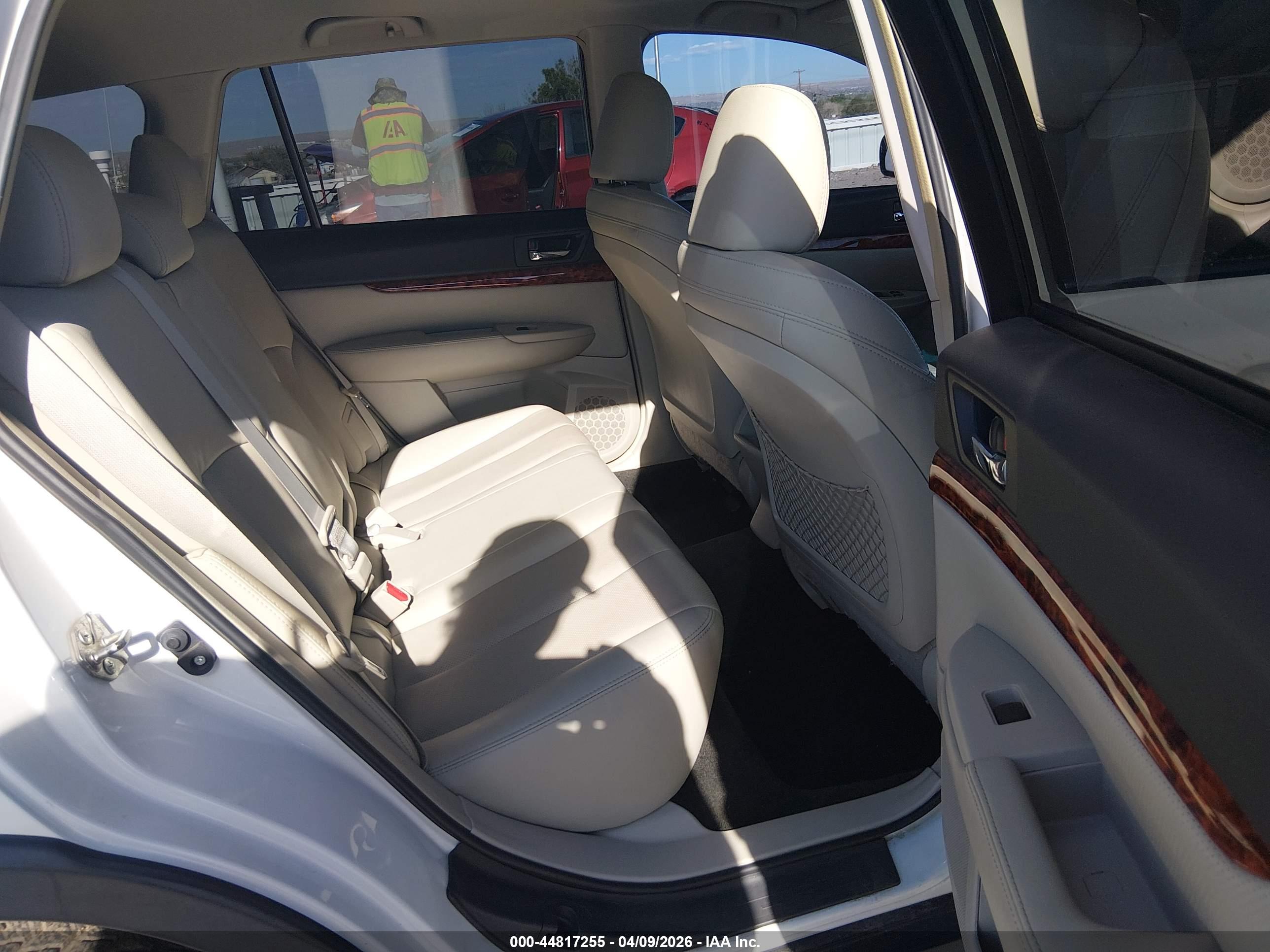 SUBARU OUTBACK image 8