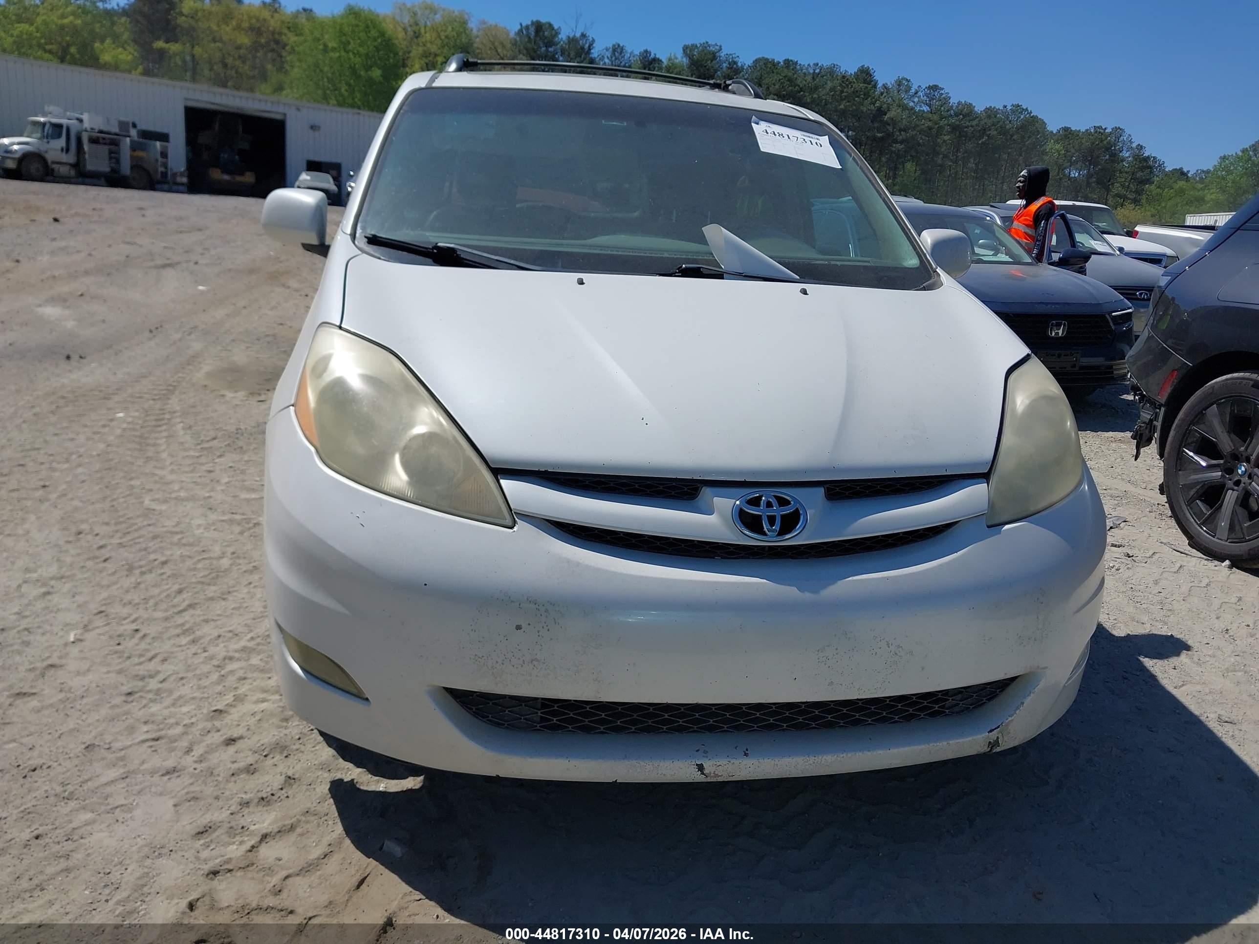 TOYOTA SIENNA image 6