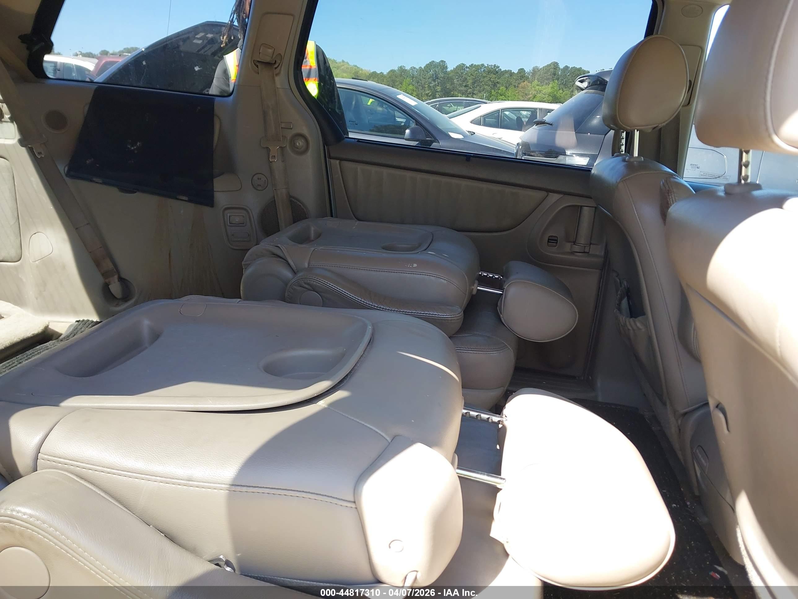 TOYOTA SIENNA image 8