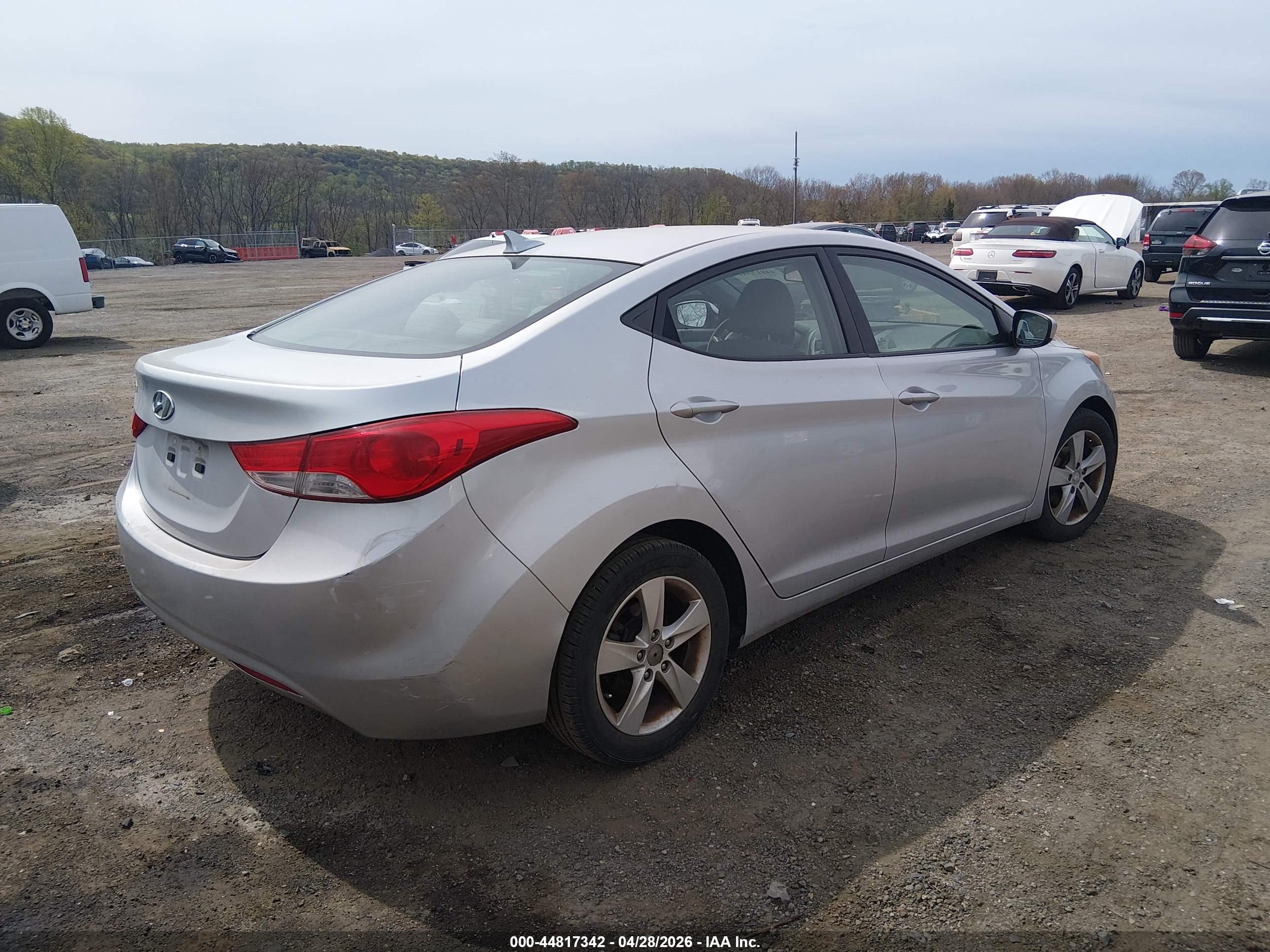 HYUNDAI ELANTRA image 4