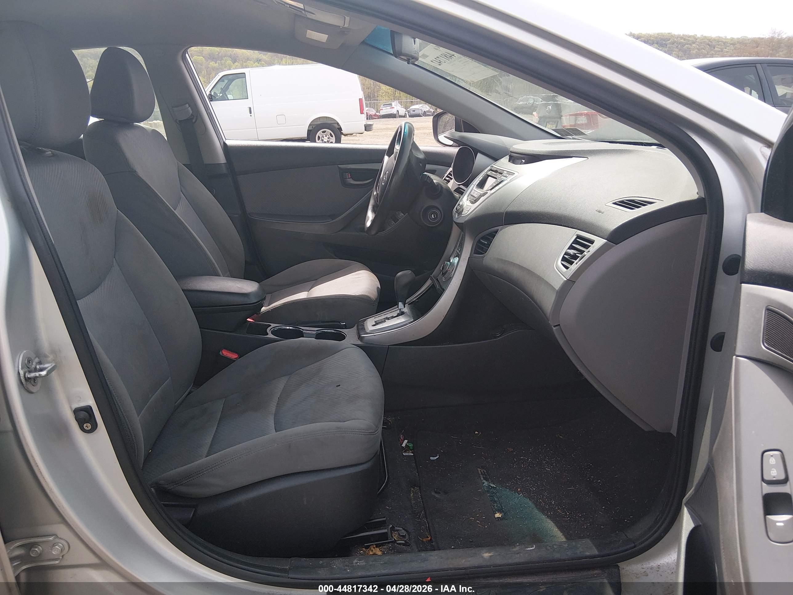 HYUNDAI ELANTRA image 5
