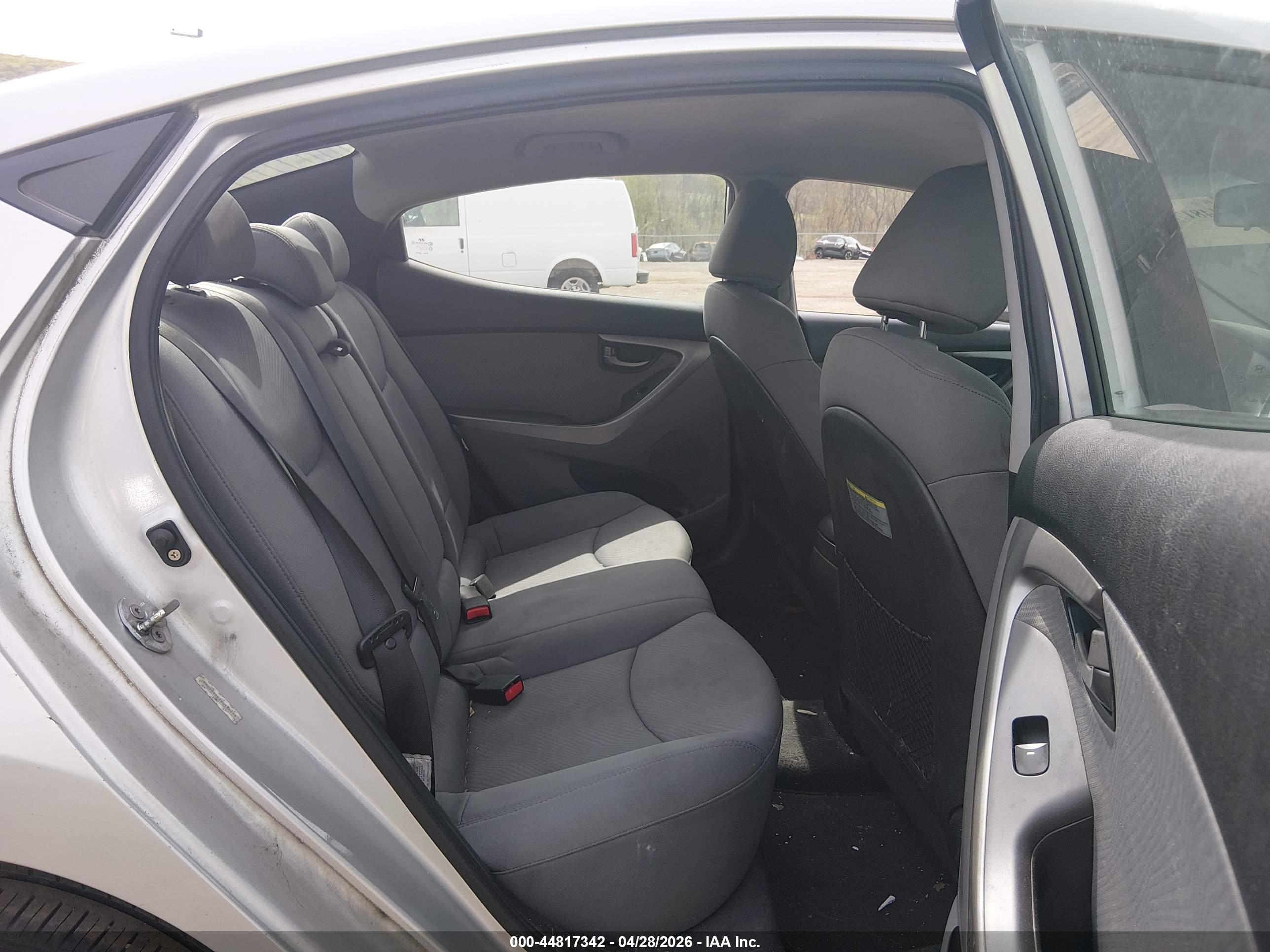 HYUNDAI ELANTRA image 8