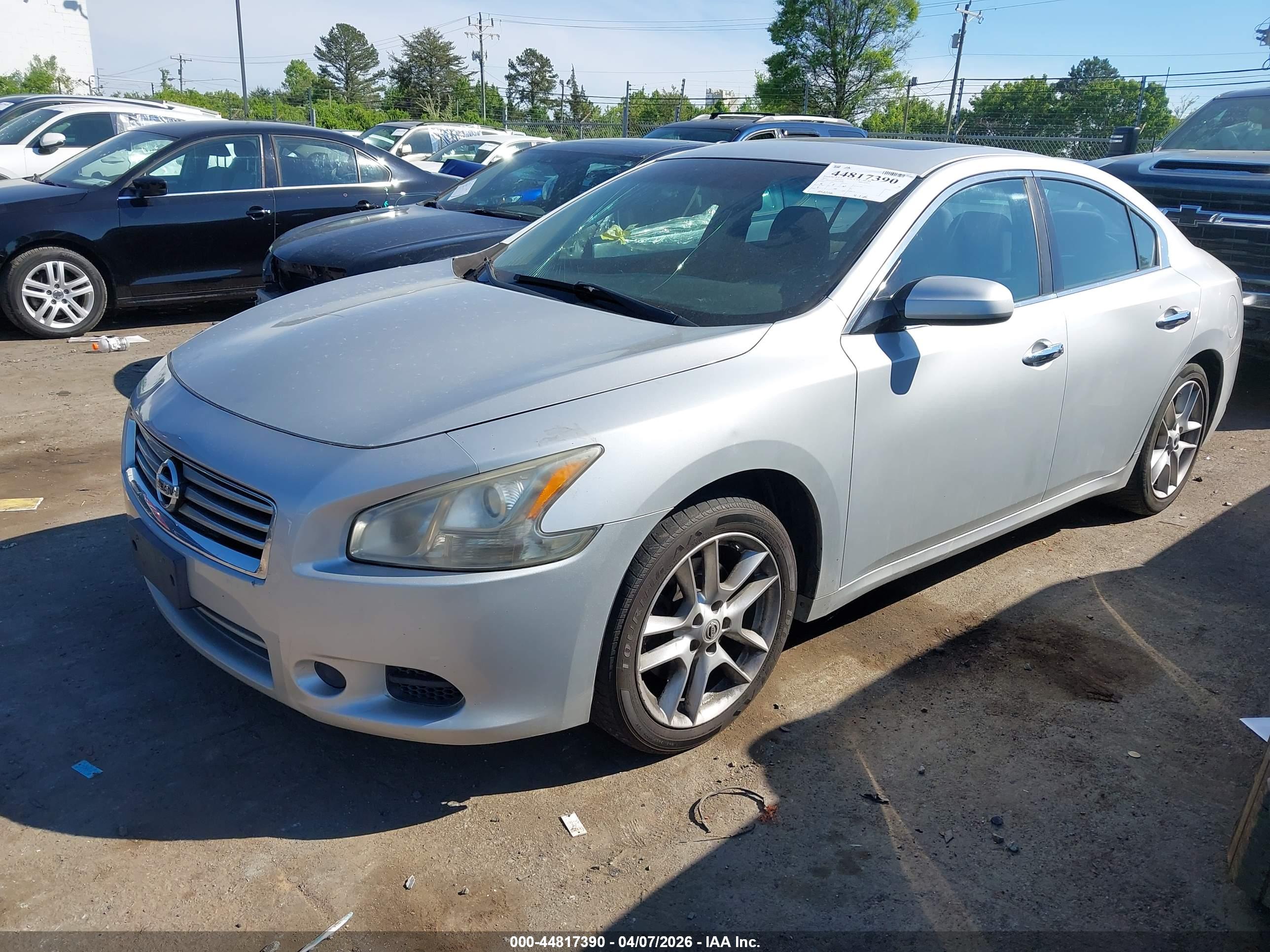 NISSAN MAXIMA image 2