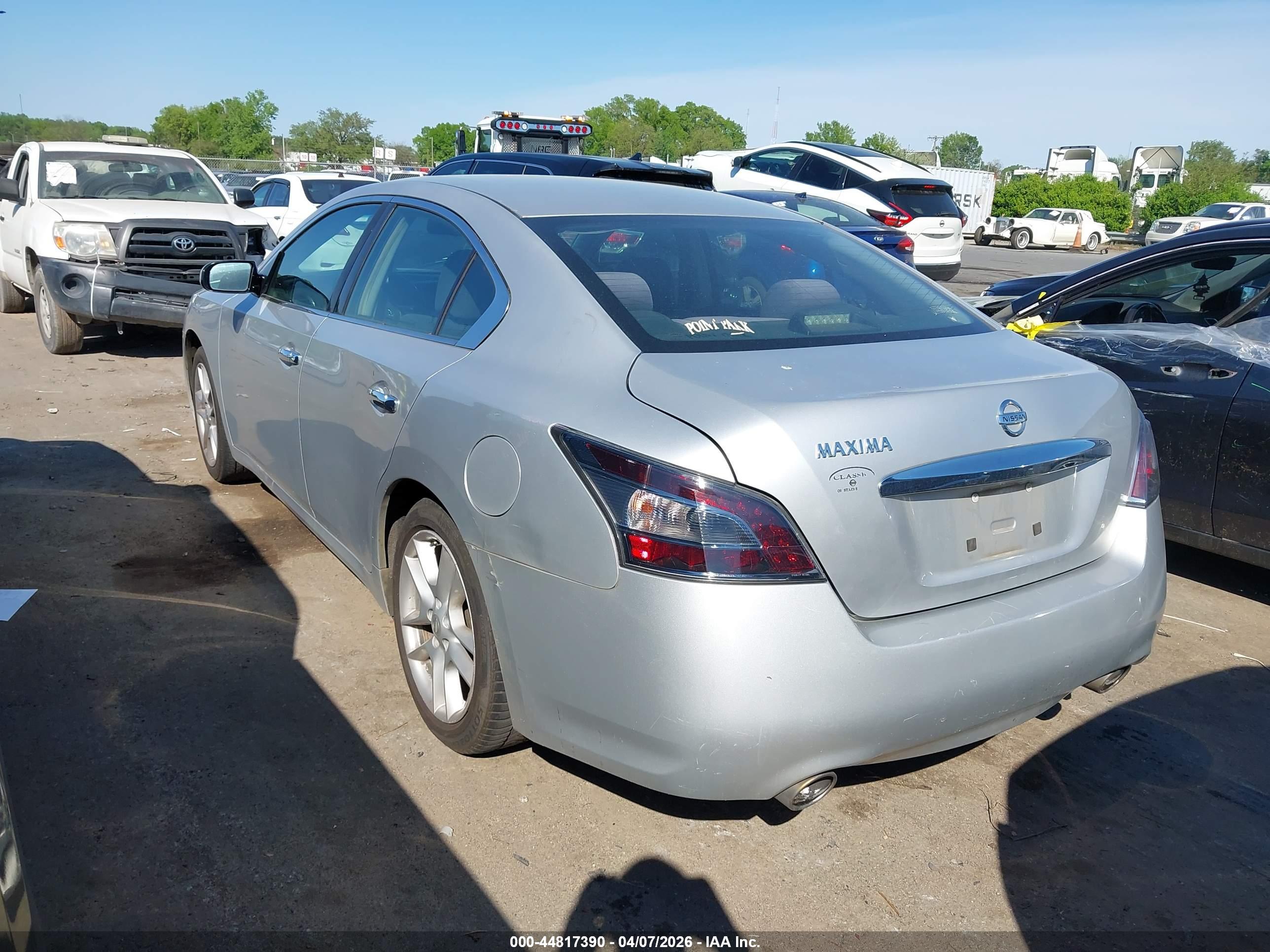 NISSAN MAXIMA image 3