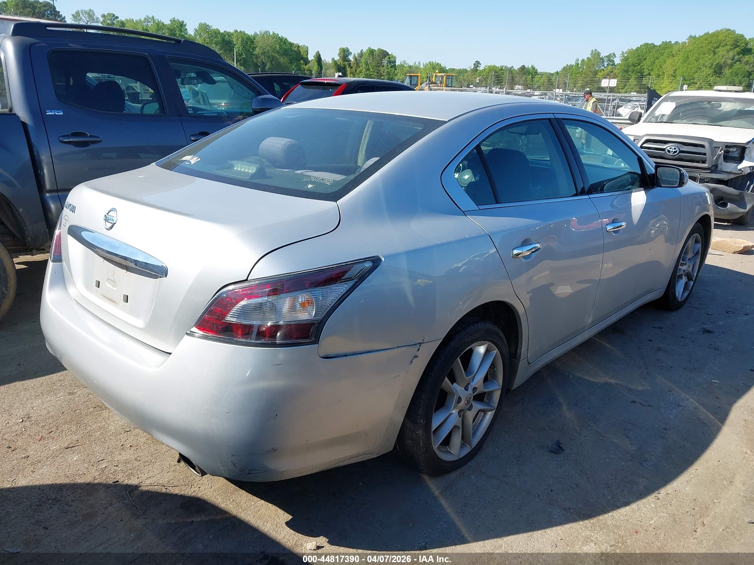 NISSAN MAXIMA image 4