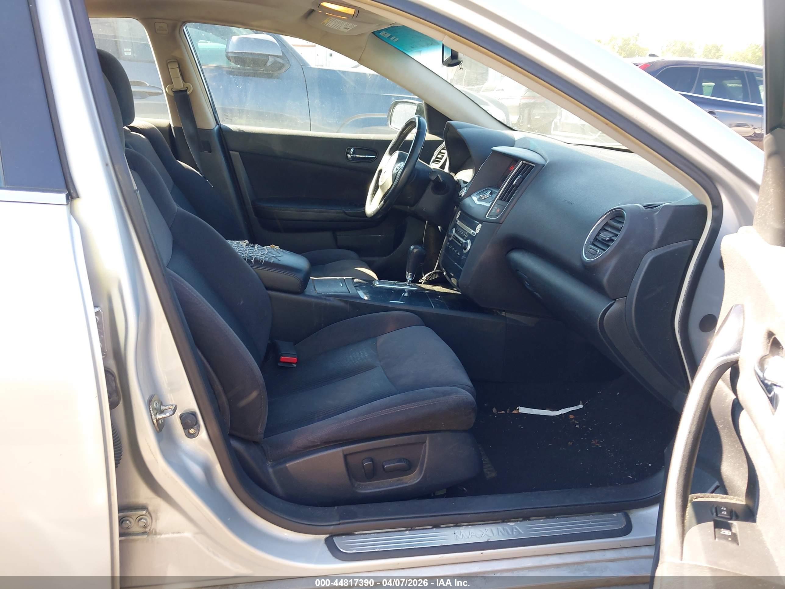 NISSAN MAXIMA image 5