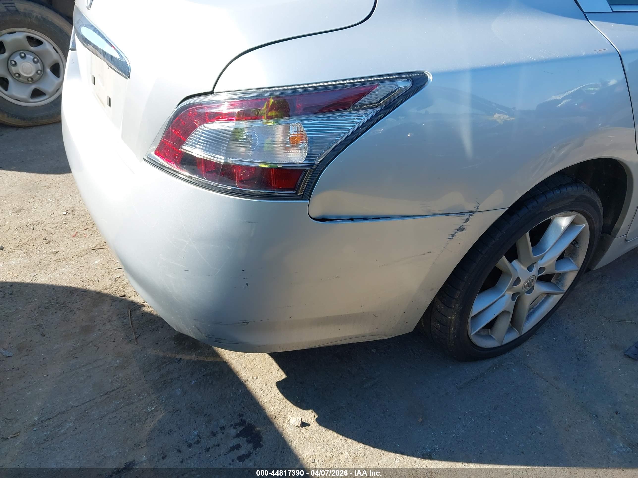 NISSAN MAXIMA image 6
