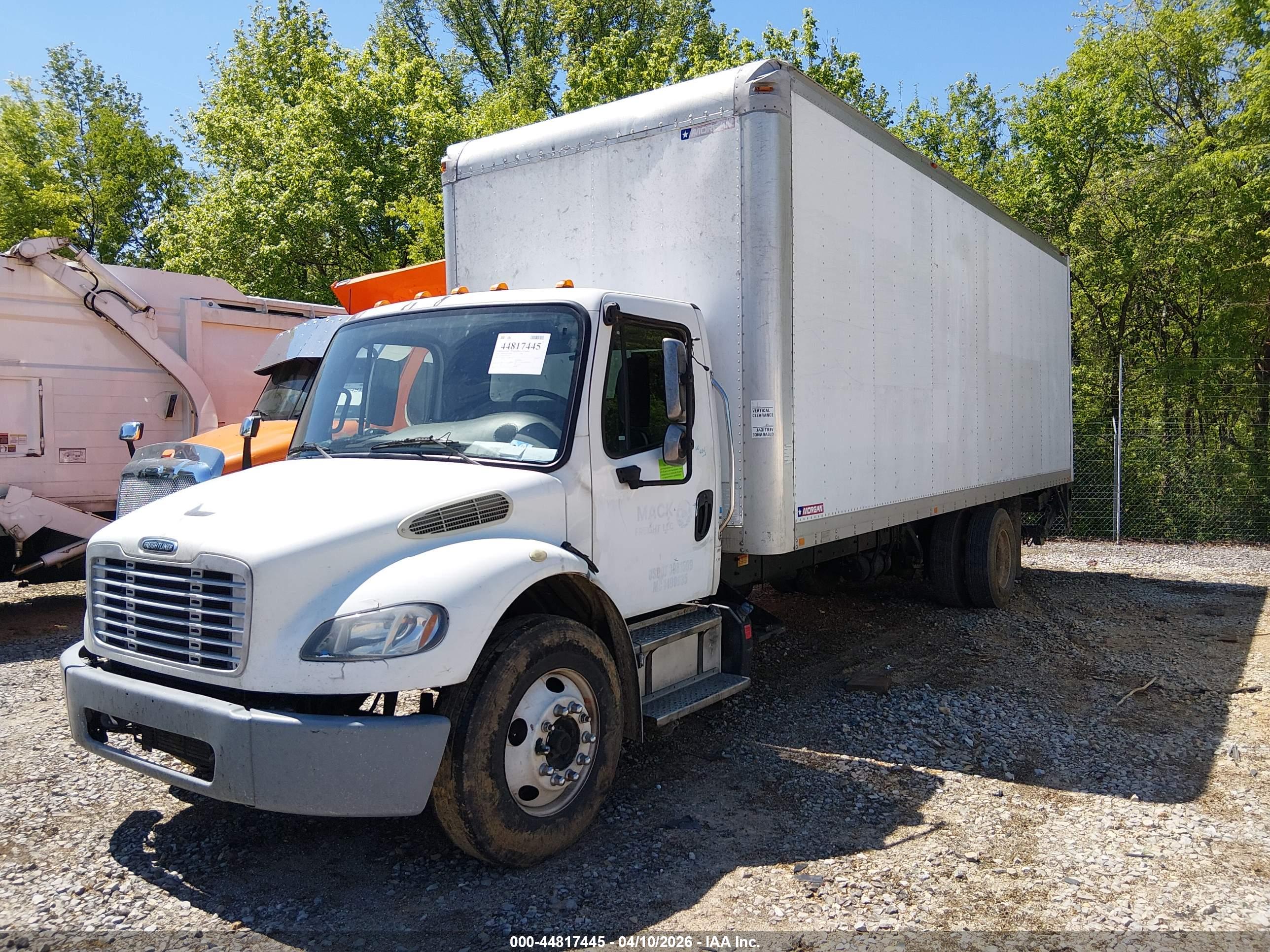 FREIGHTLINER M2 image 2