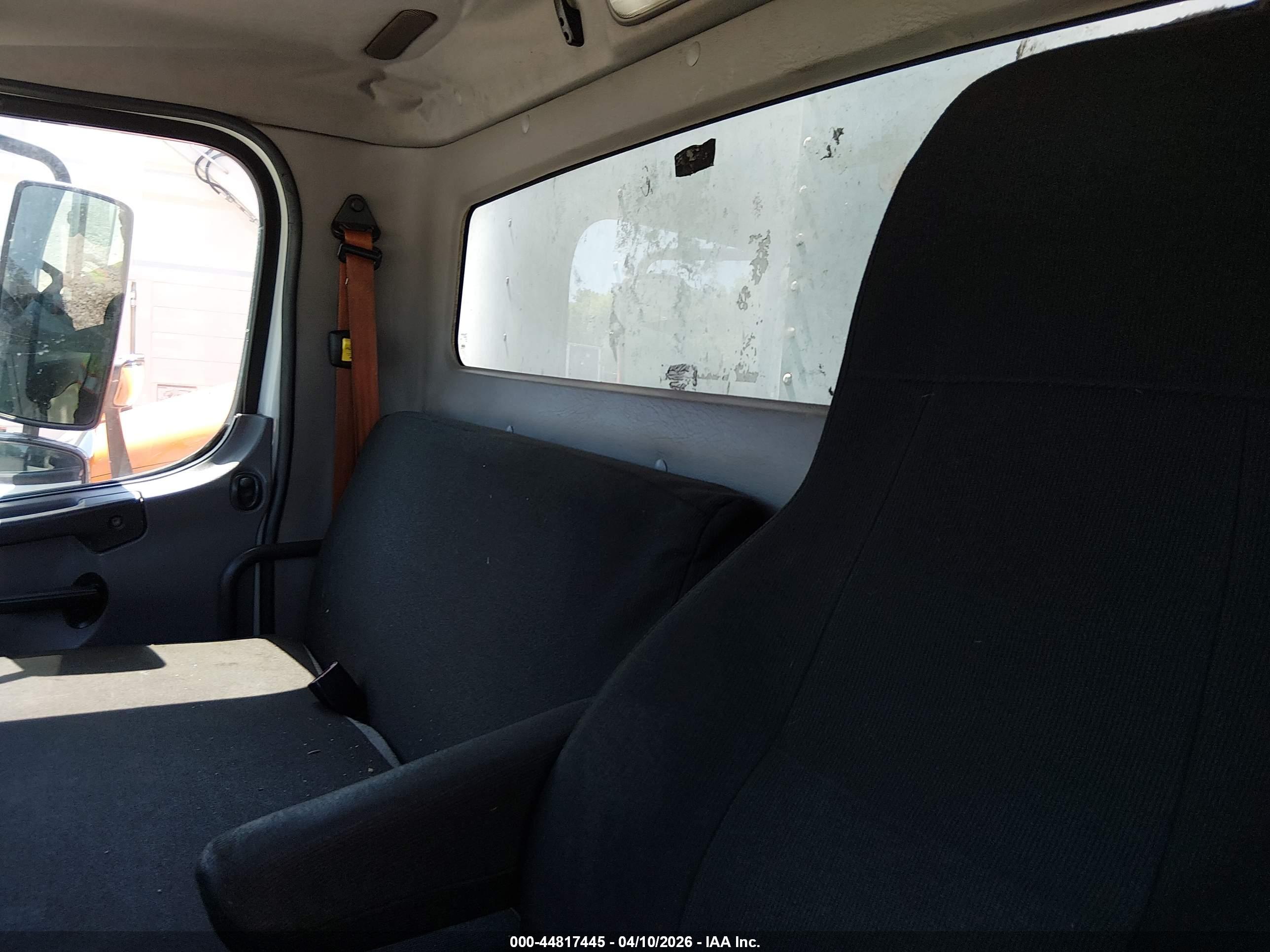 FREIGHTLINER M2 image 8