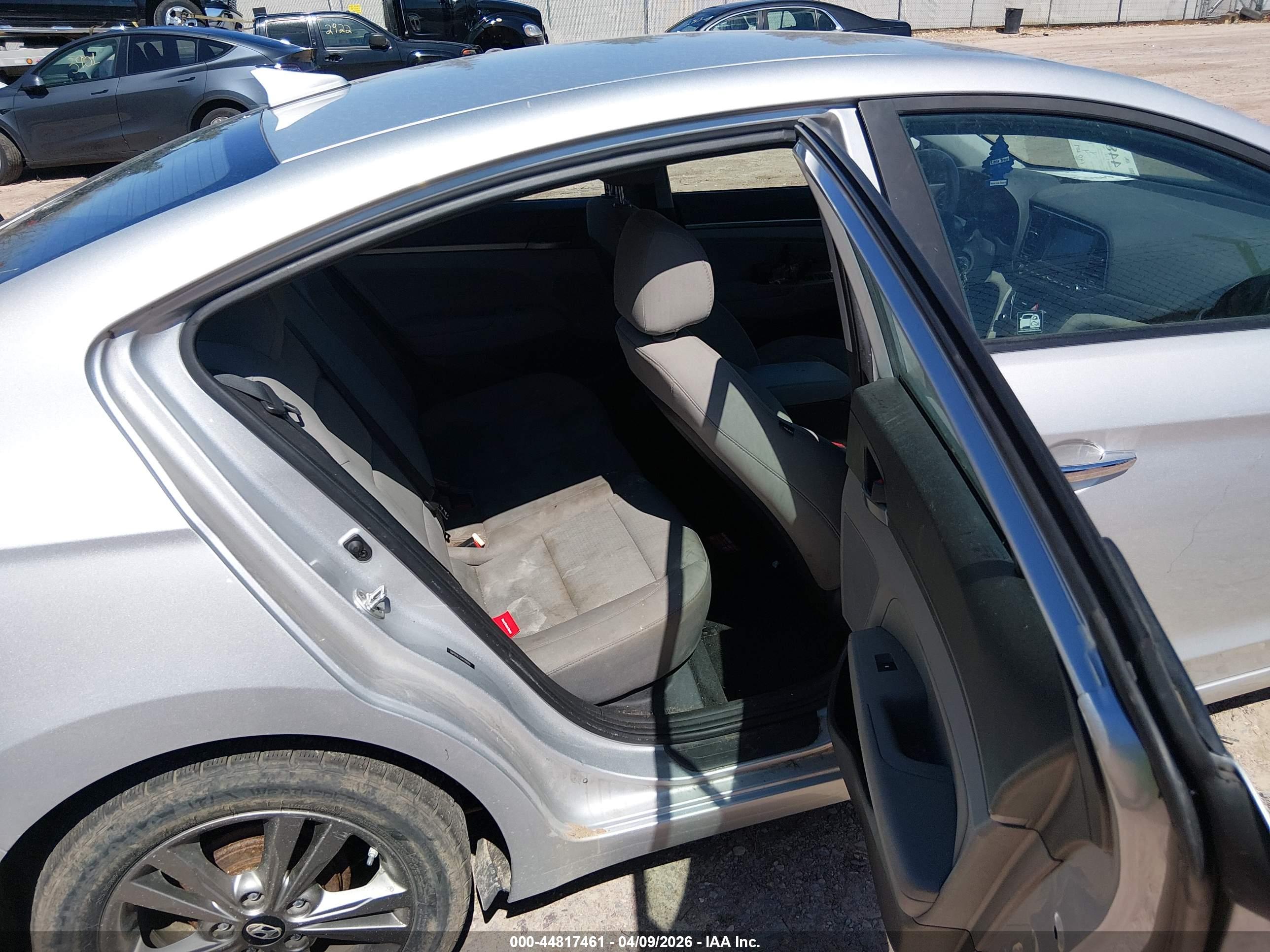HYUNDAI ELANTRA image 8