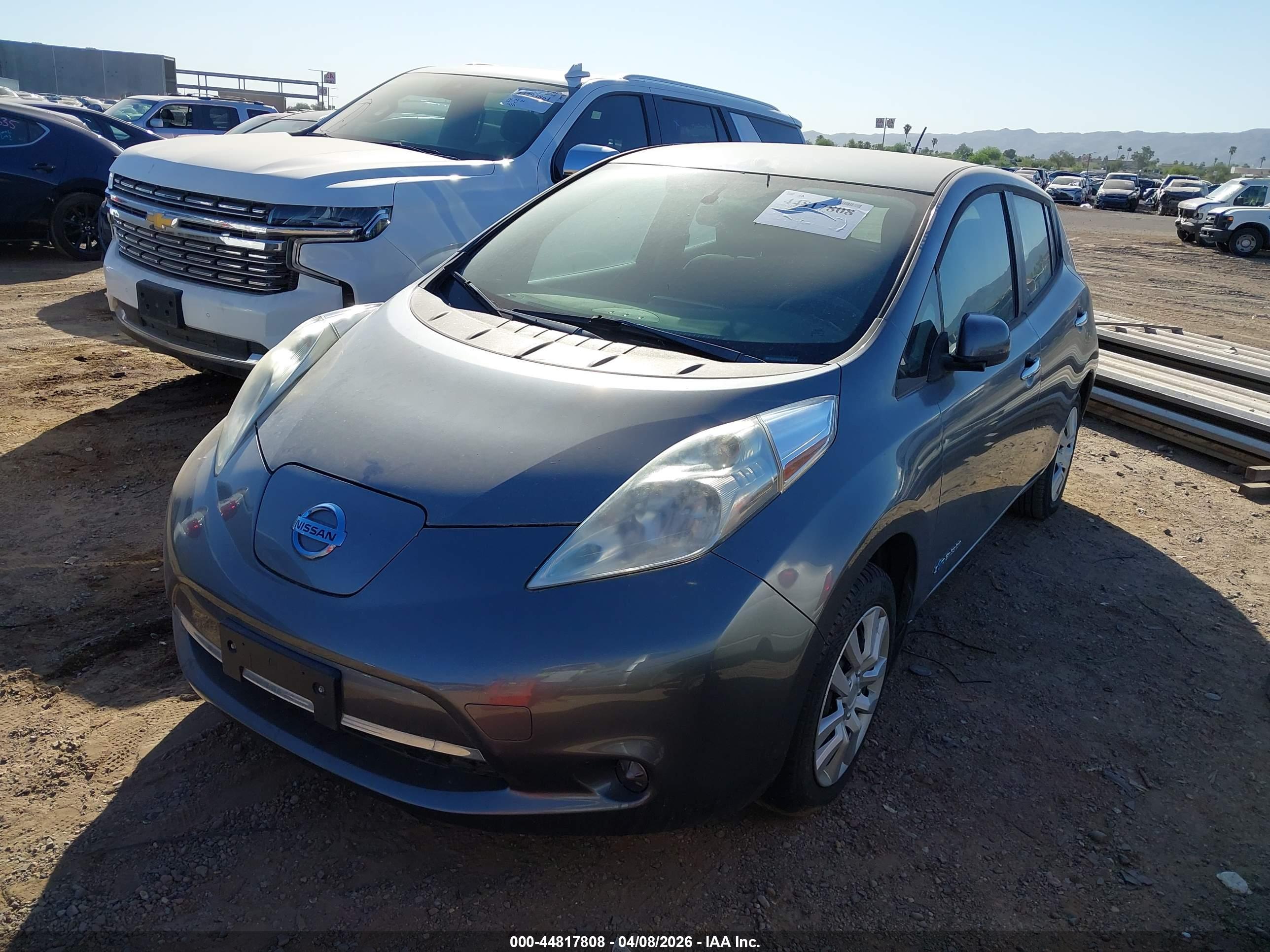 NISSAN LEAF image 2