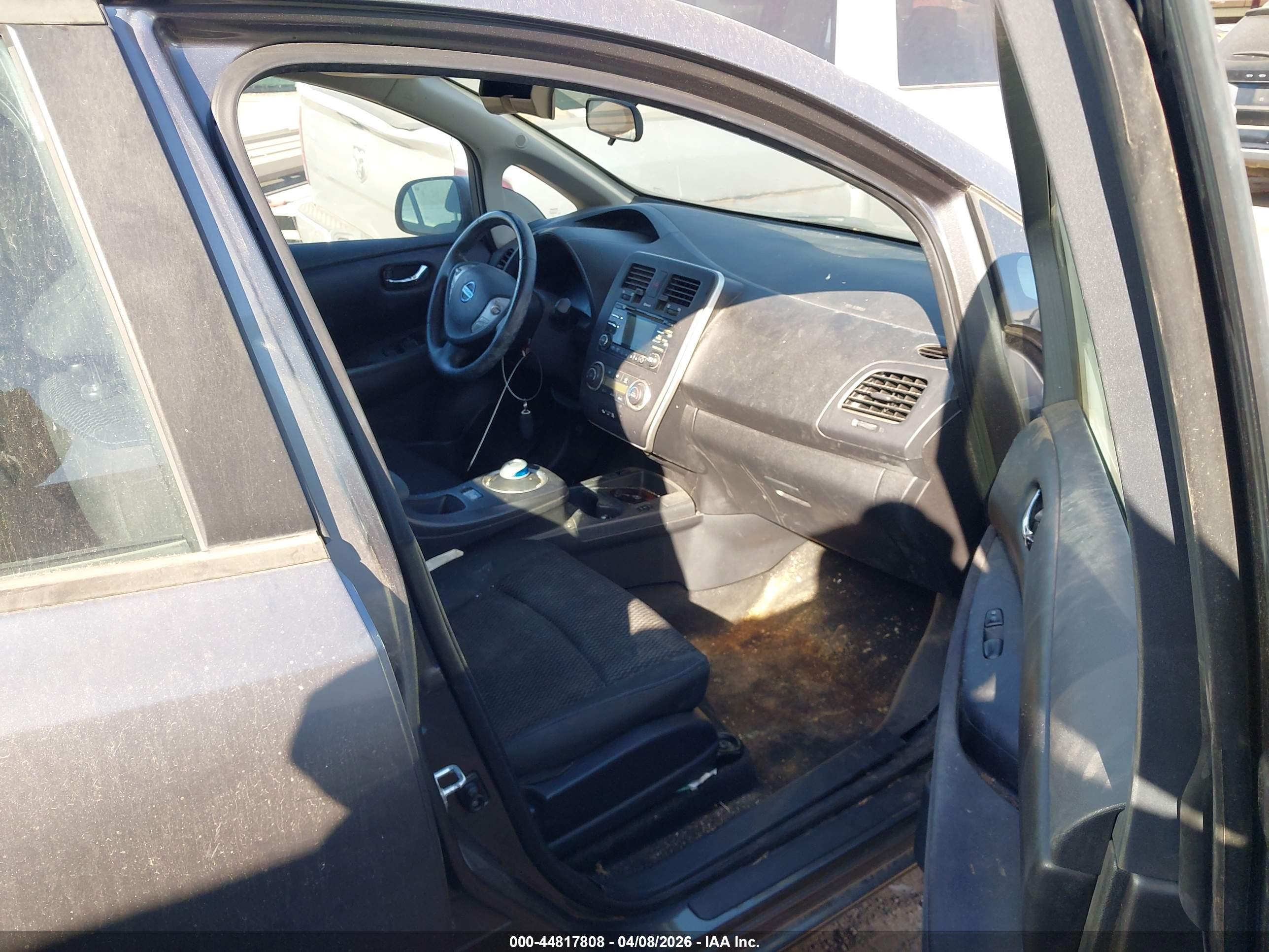 NISSAN LEAF image 5