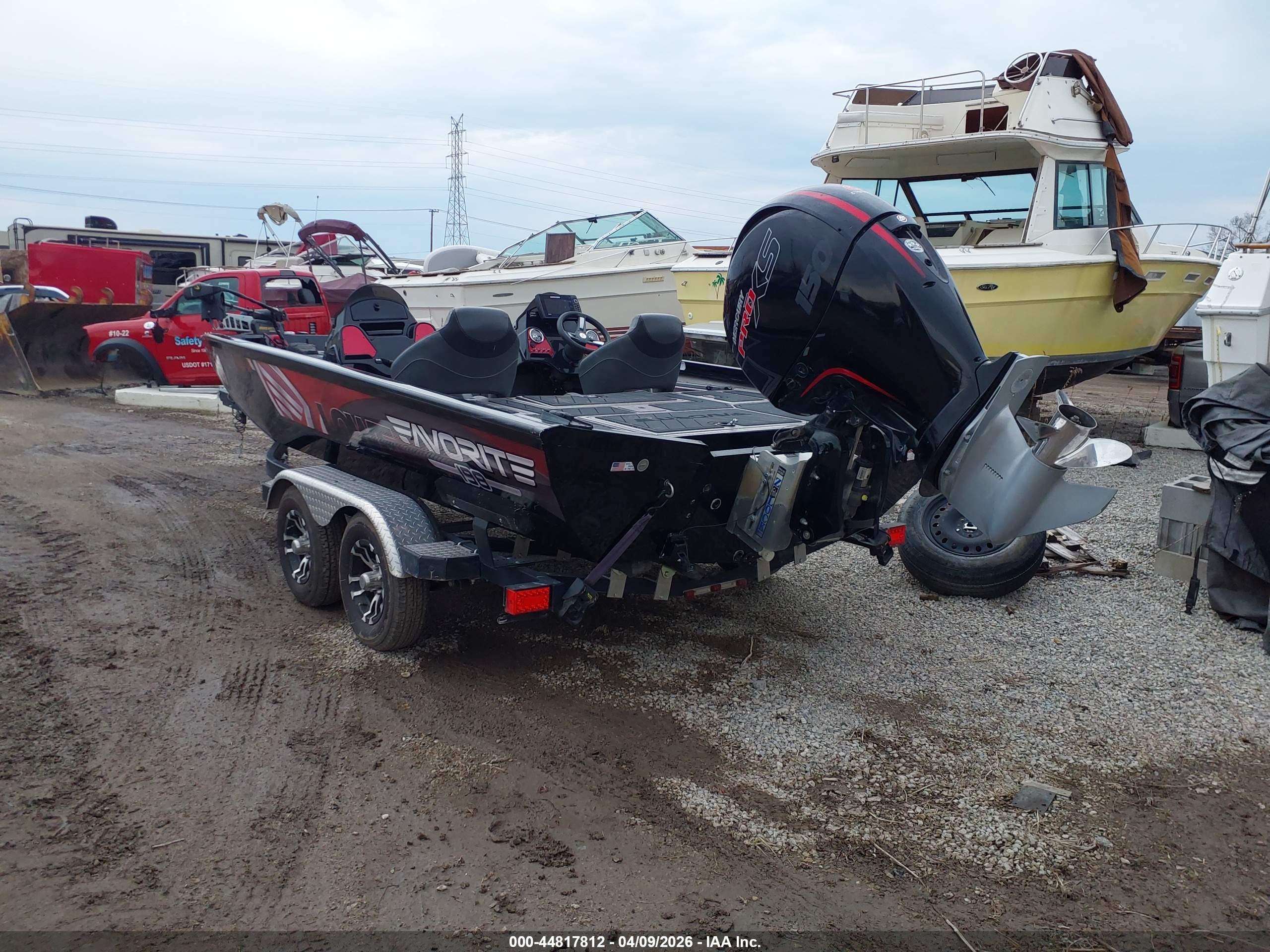 LOWE BOAT image 3