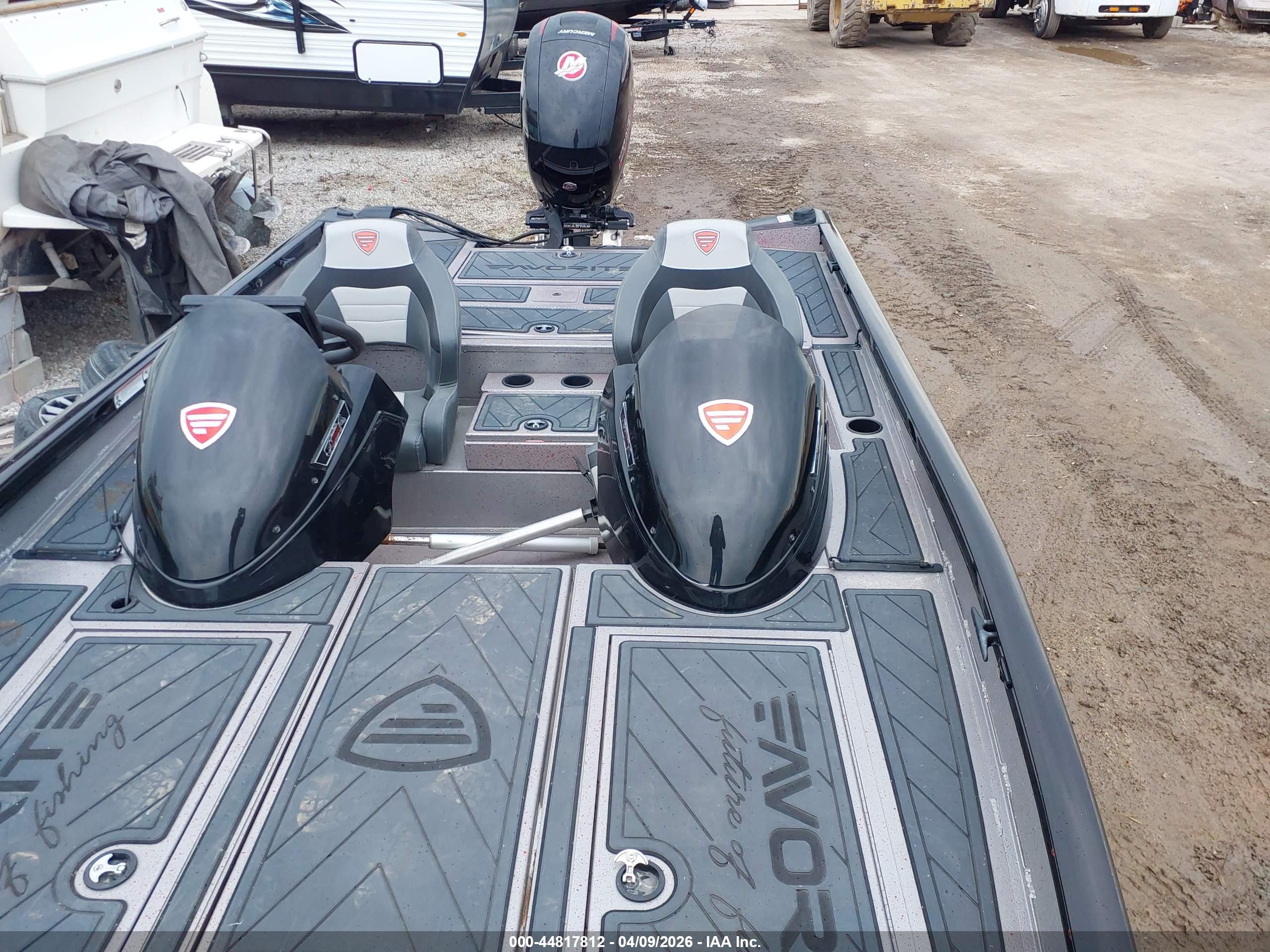 LOWE BOAT image 5